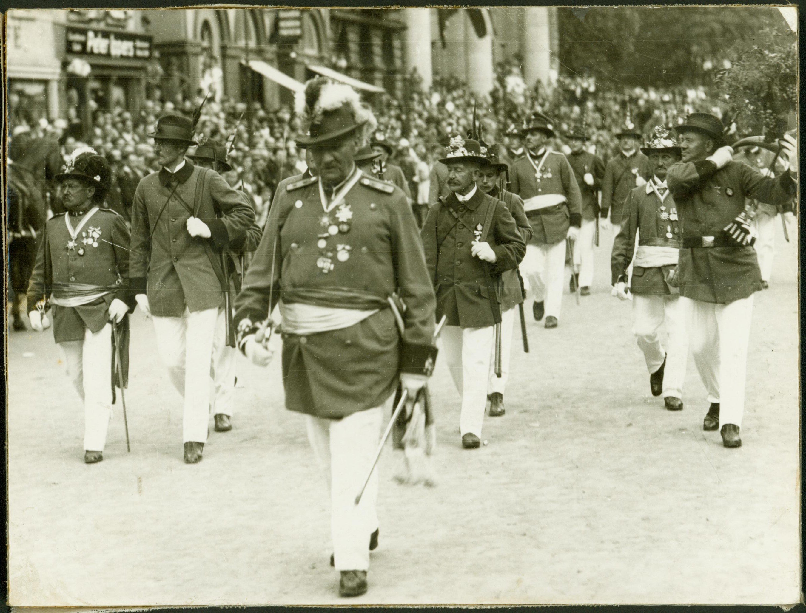 Neusser Schützenlust, Parade, um 1920 (Rheinisches Schützenmuseum Neuss CC BY-NC-SA)