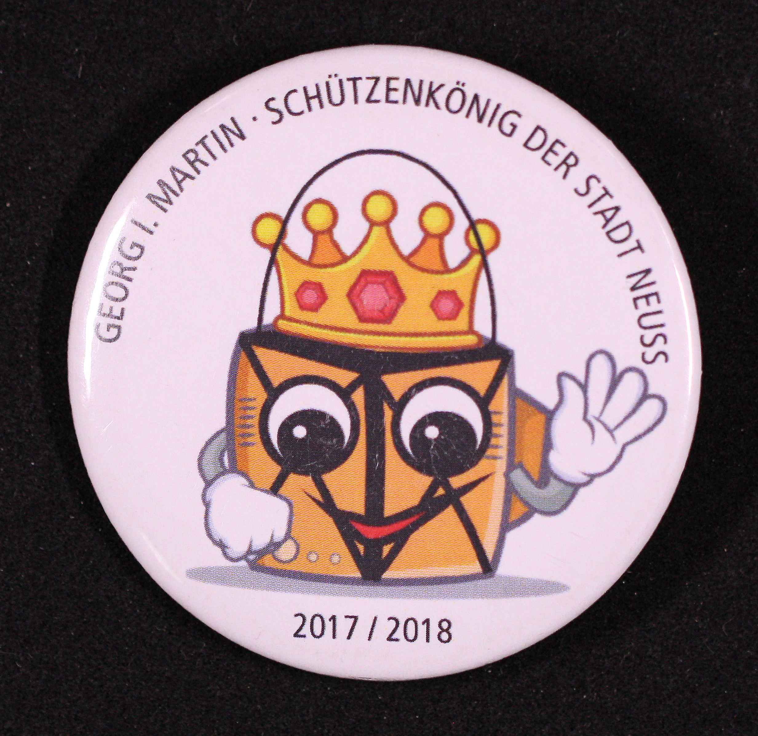 Button Schützenkönig Neuss 2017/18 Georg Martin VS (Rheinisches Schützenmuseum Neuss CC BY-NC-SA)