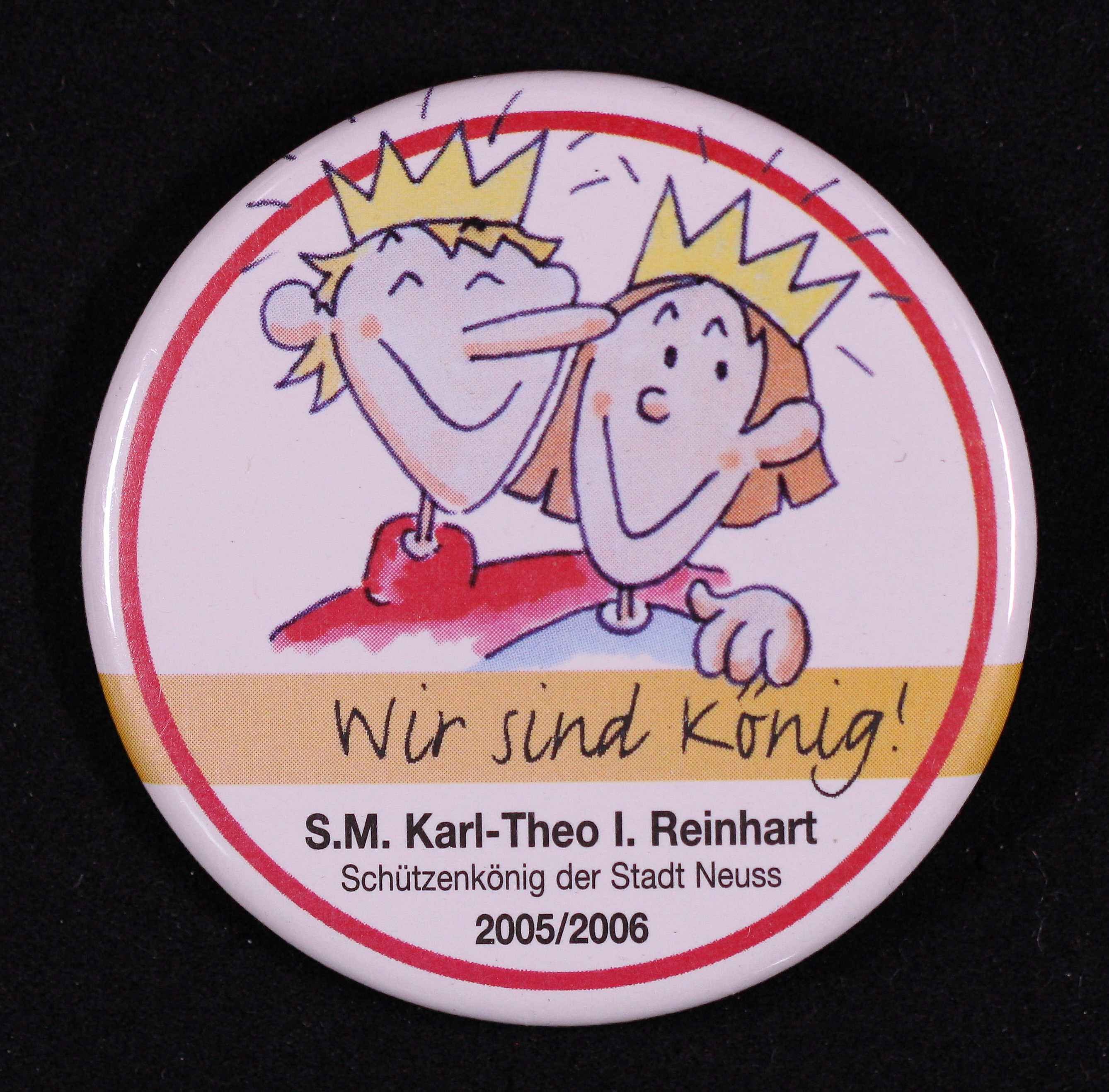 Button Schützenkönig Neuss 2005/06 Karl-Theo Reinhart VS (Rheinisches Schützenmuseum Neuss CC BY-NC-SA)