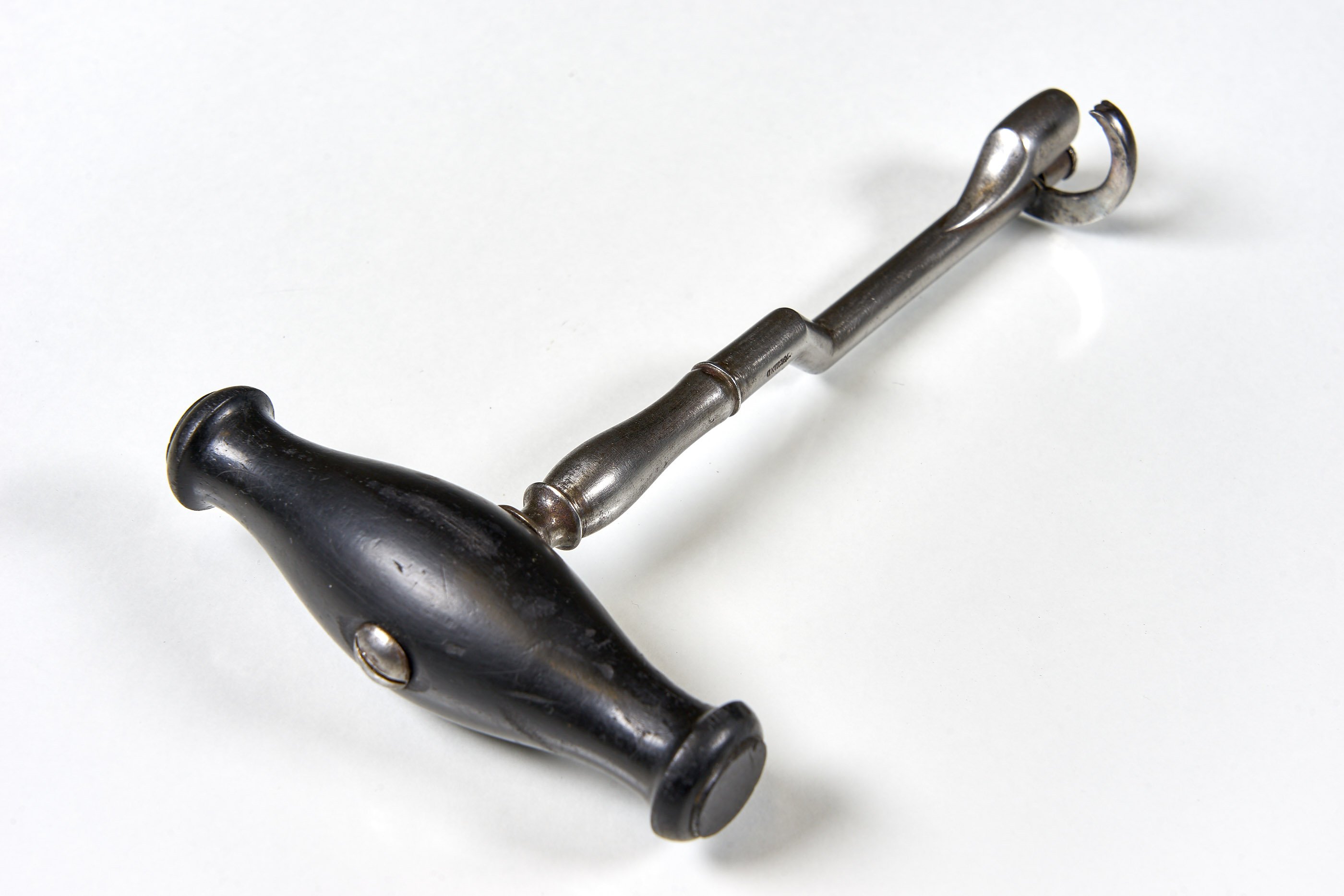 Zahnschlüssel mit Ebenholzgriff (Wilhelm-Fabry-Museum CC BY-NC-SA)