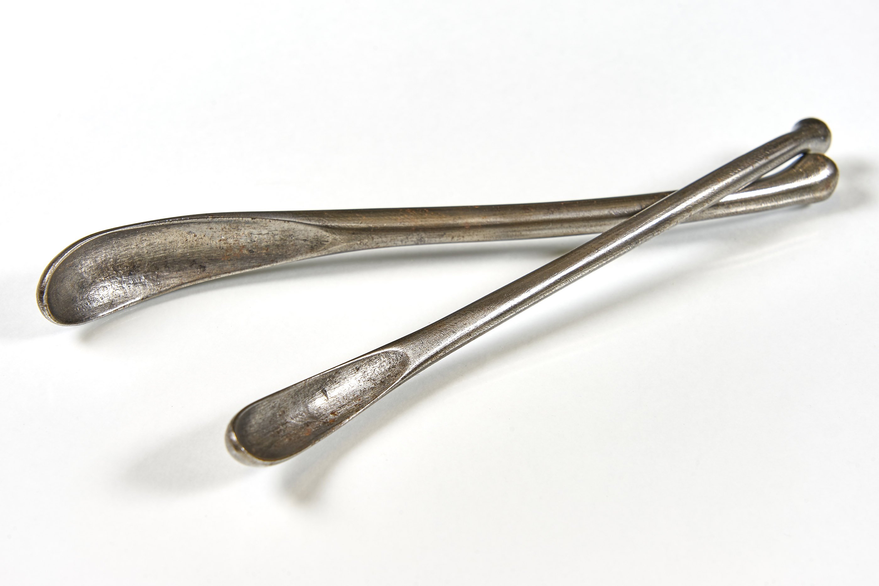 2 schmale, löffelförmige Instrumente (Wilhelm-Fabry-Museum CC BY-NC-SA)