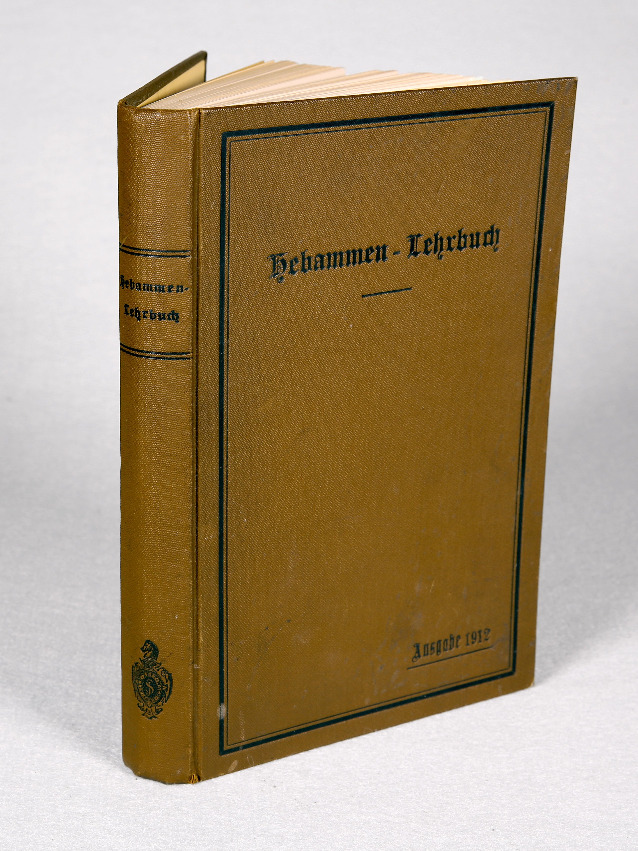 Hebammen-Lehrbuch, Ausgabe 1912, Hrsg. im Auftrag des Königl. Preußischen Ministers des Inneren (Wilhelm-Fabry-Museum CC BY-NC-SA)