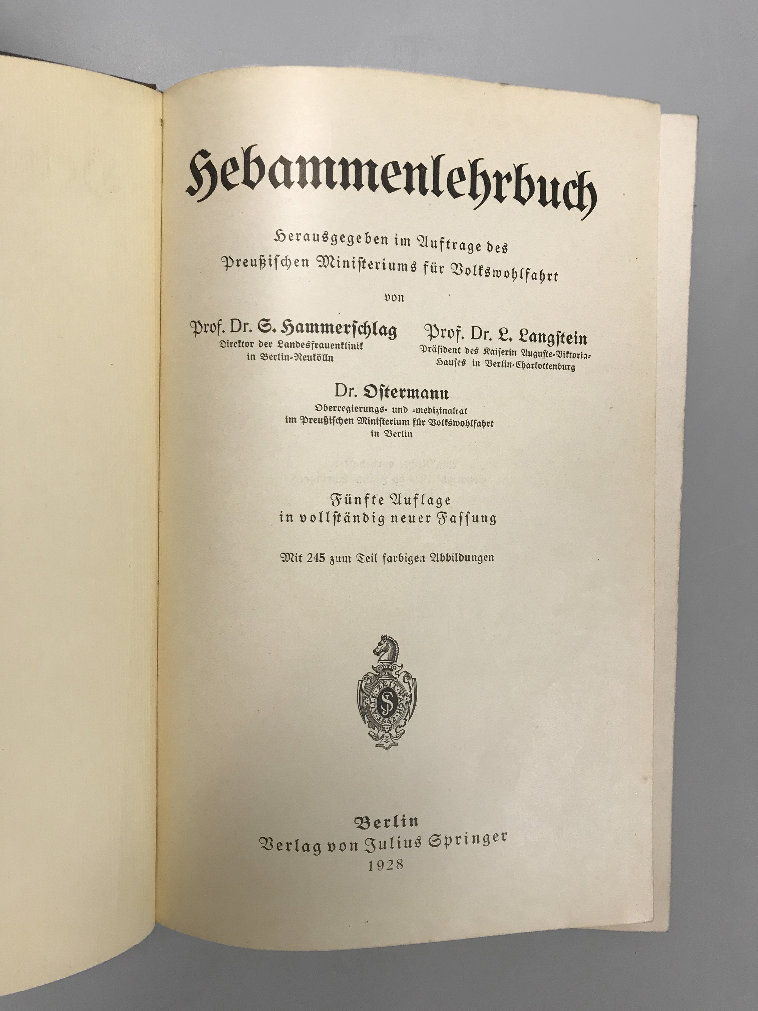 Hebammenlehrbuch, Fünfte Auflage, Hrsg. im Auftrag des preußischen Ministeriums für Volkswohlfahrt. (Wilhelm-Fabry-Museum CC BY-NC-SA)