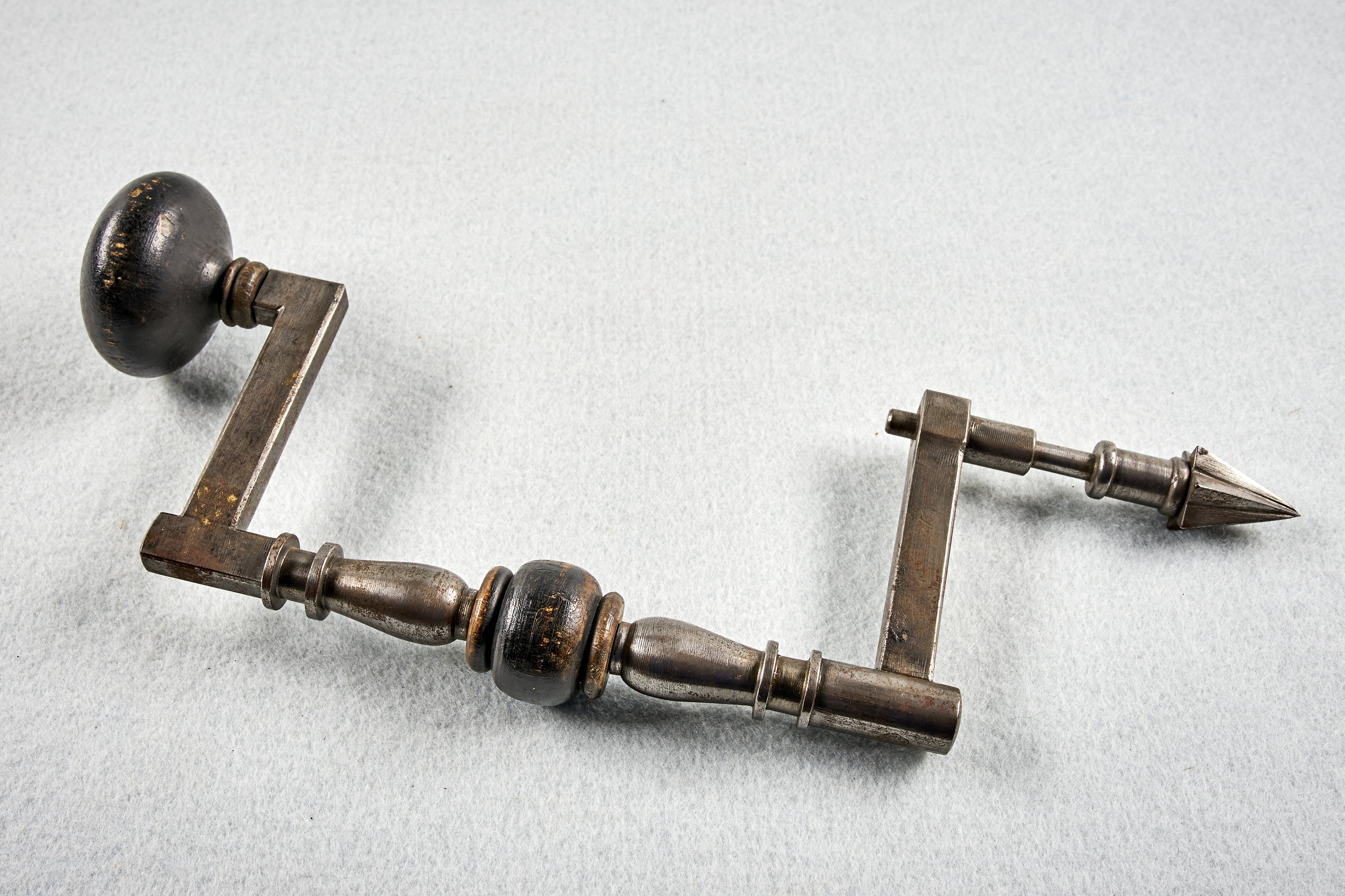 Handkurbelbohrer mit dreieckiger Spitze/ Replik (Wilhelm-Fabry-Museum CC BY-NC-SA)