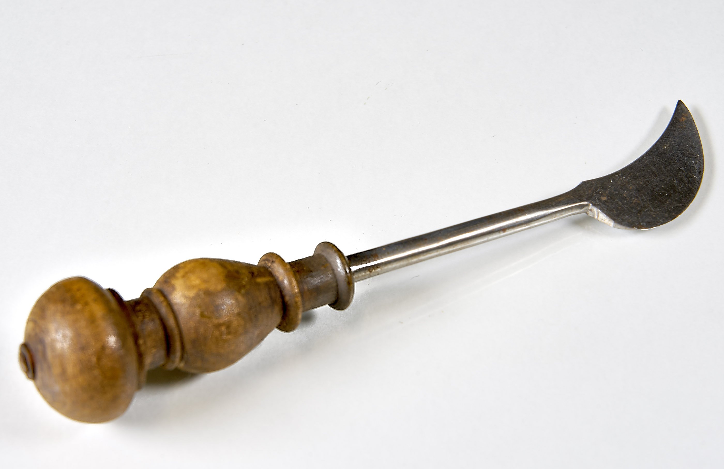 Skalpell mit halbmondförmiger Klinge (Replik) (Wilhelm-Fabry-Museum CC BY-NC-SA)