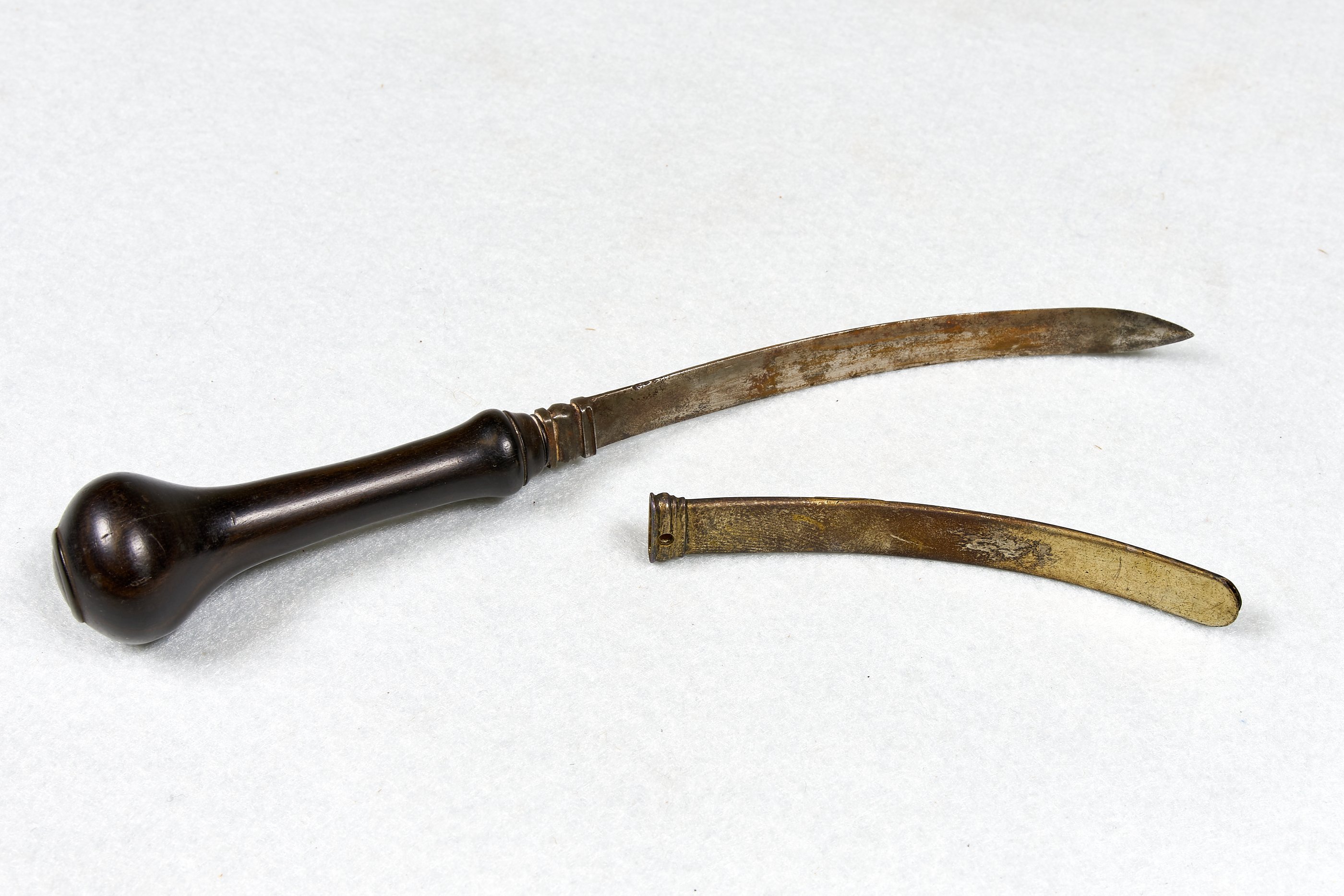 Gebogene Klinge mit Messingscheide (Wilhelm-Fabry-Museum CC BY-NC-SA)
