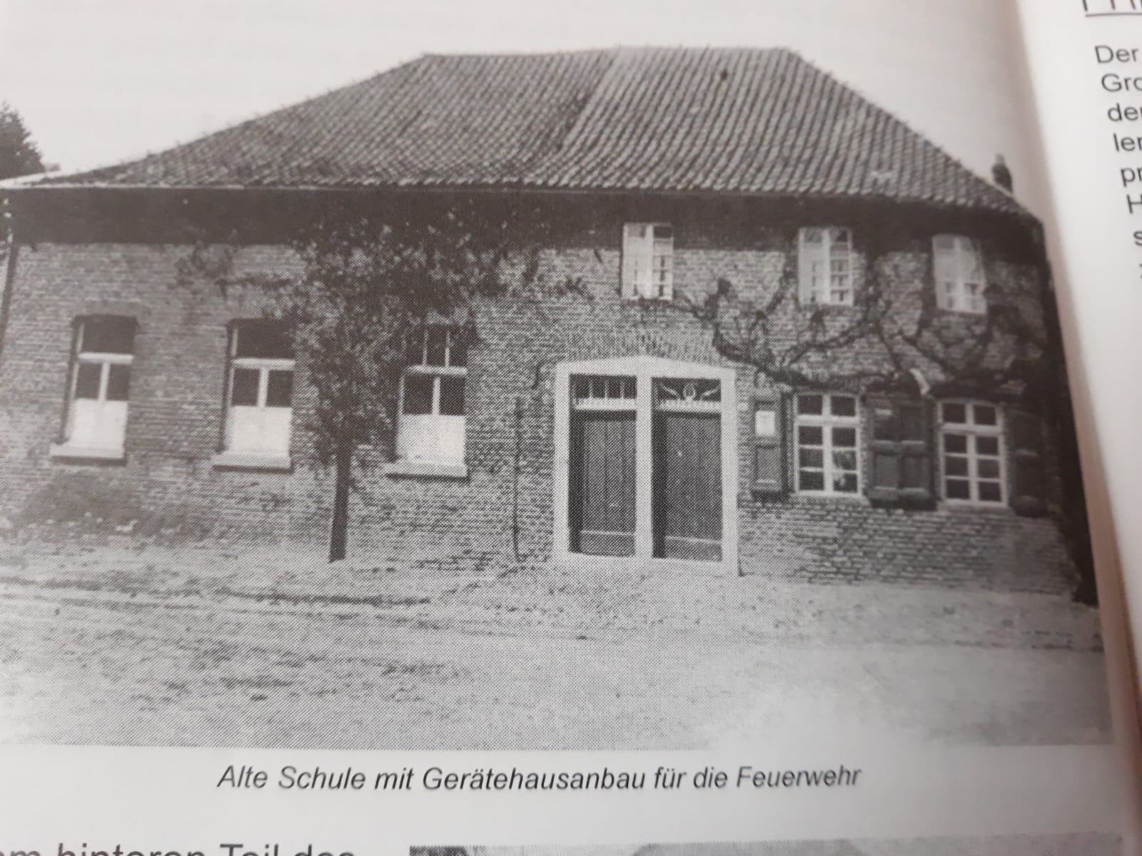 Alte Schule mit Feuerwehrhaus (Verfasser des Werks CC BY-NC-SA)