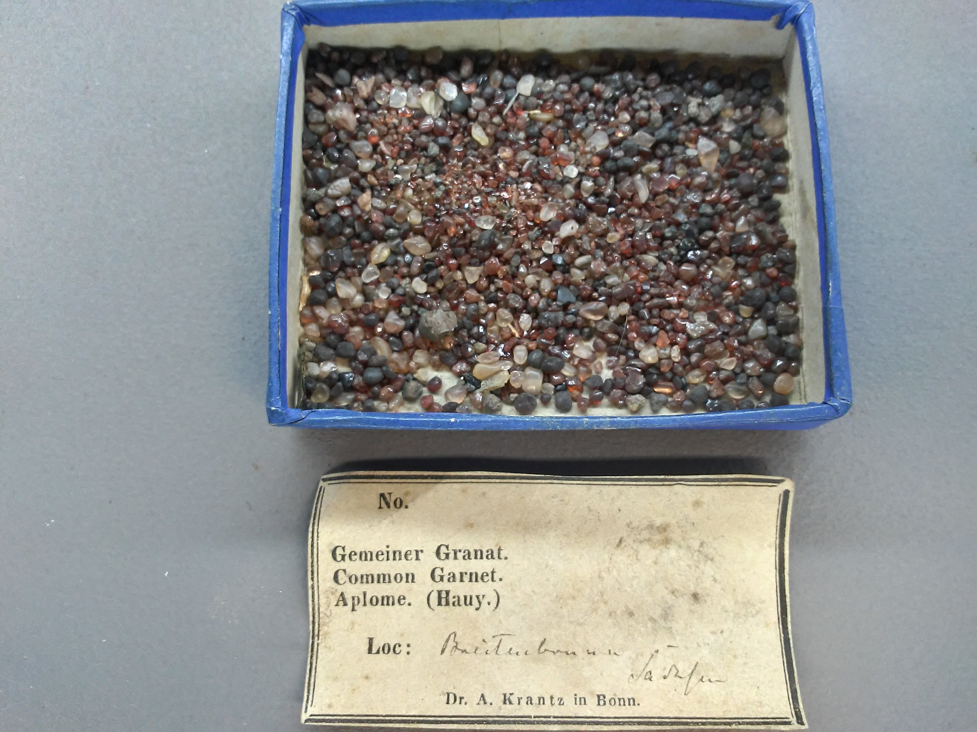 Granat xx (Sand) (Besucherbergwerk und Bergbaumuseum "Grube Silberhardt" CC BY-NC-SA)
