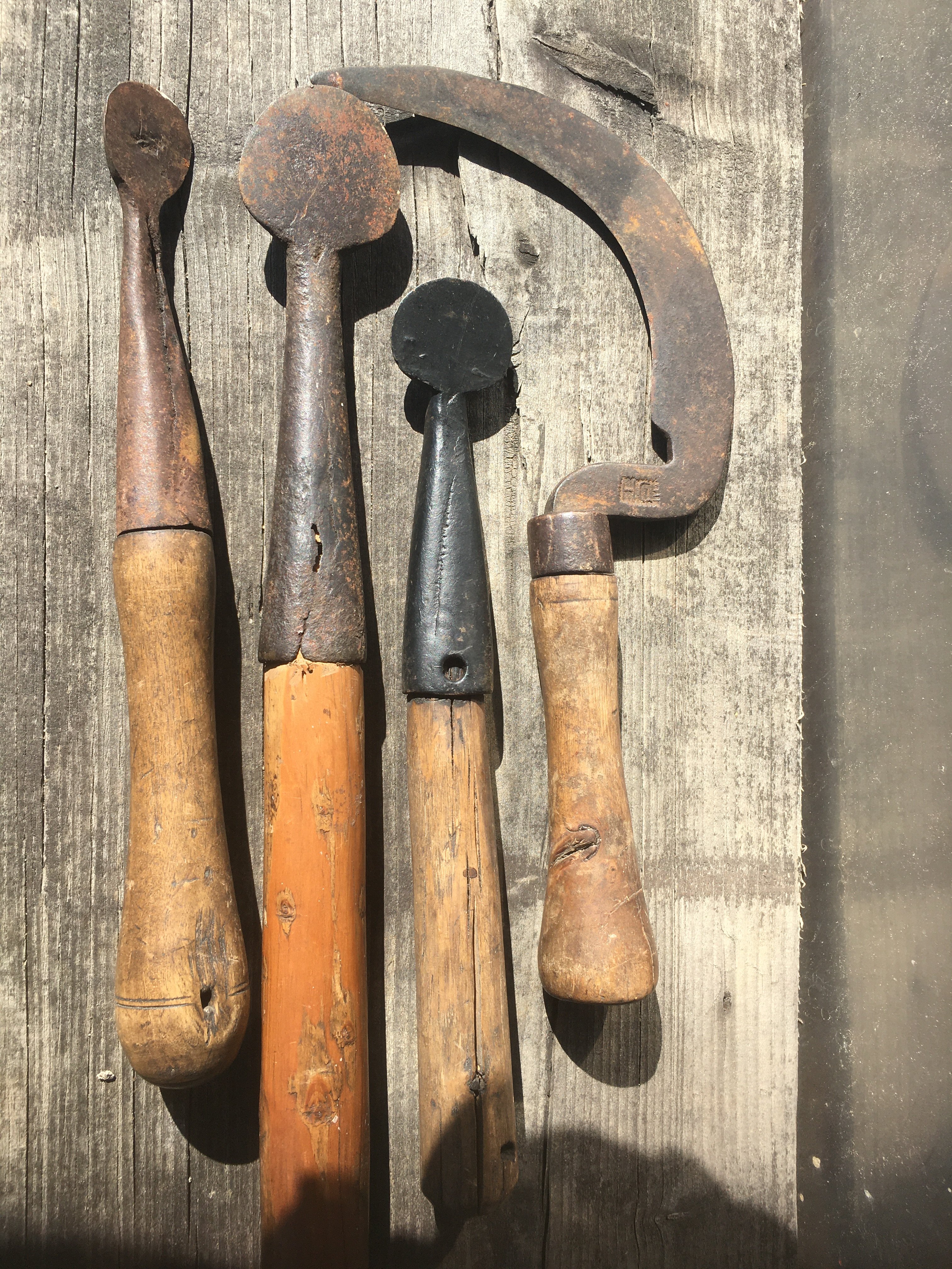 Schällöffel zum Loheschälen (1. Werkzeug von rechts) (Besucherbergwerk und Bergbaumuseum "Grube Silberhardt" CC BY-NC-SA)