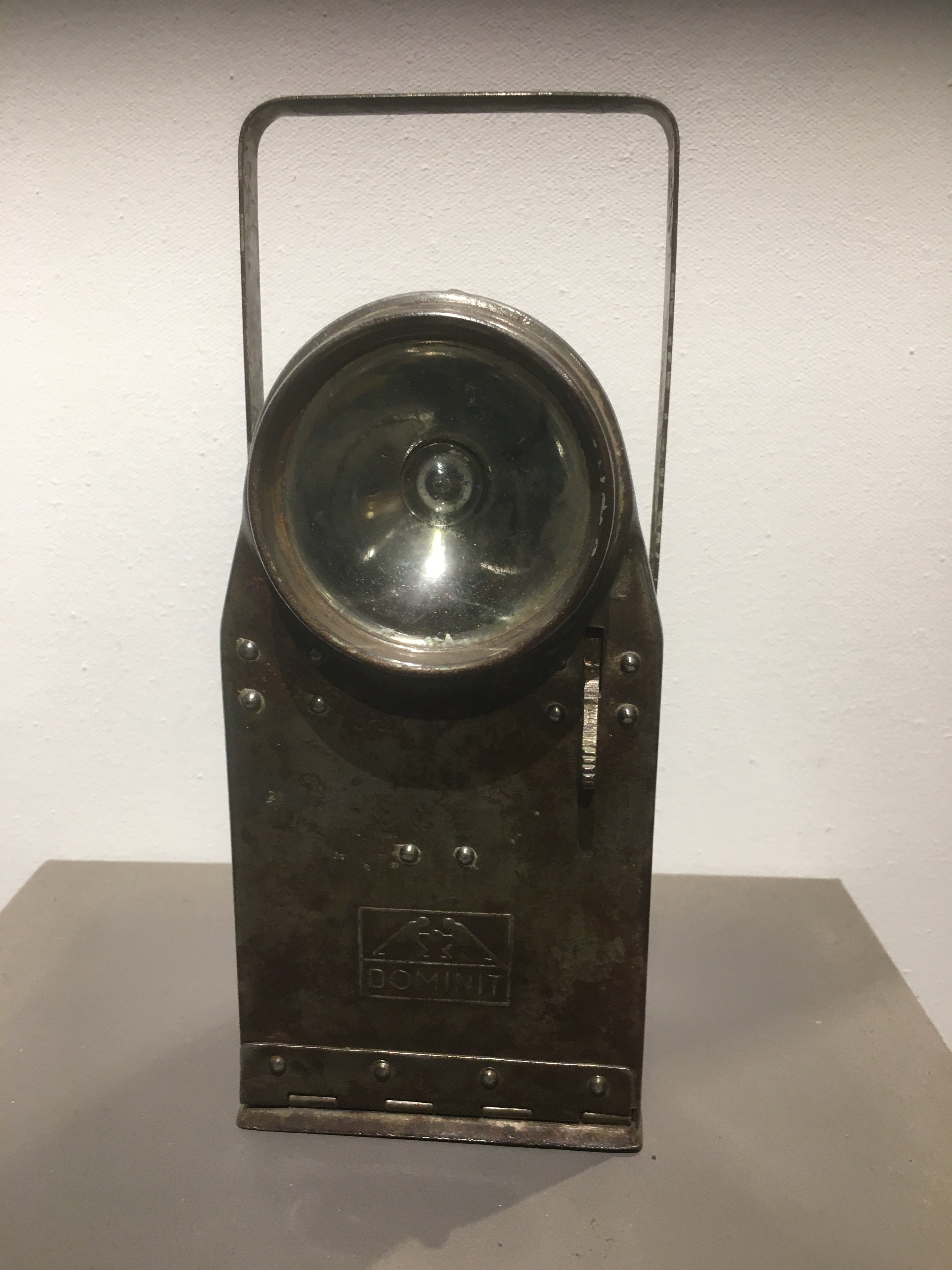 Akku-Handlampe, um 1955 (Besucherbergwerk und Bergbaumuseum "Grube Silberhardt" CC BY-NC-SA)