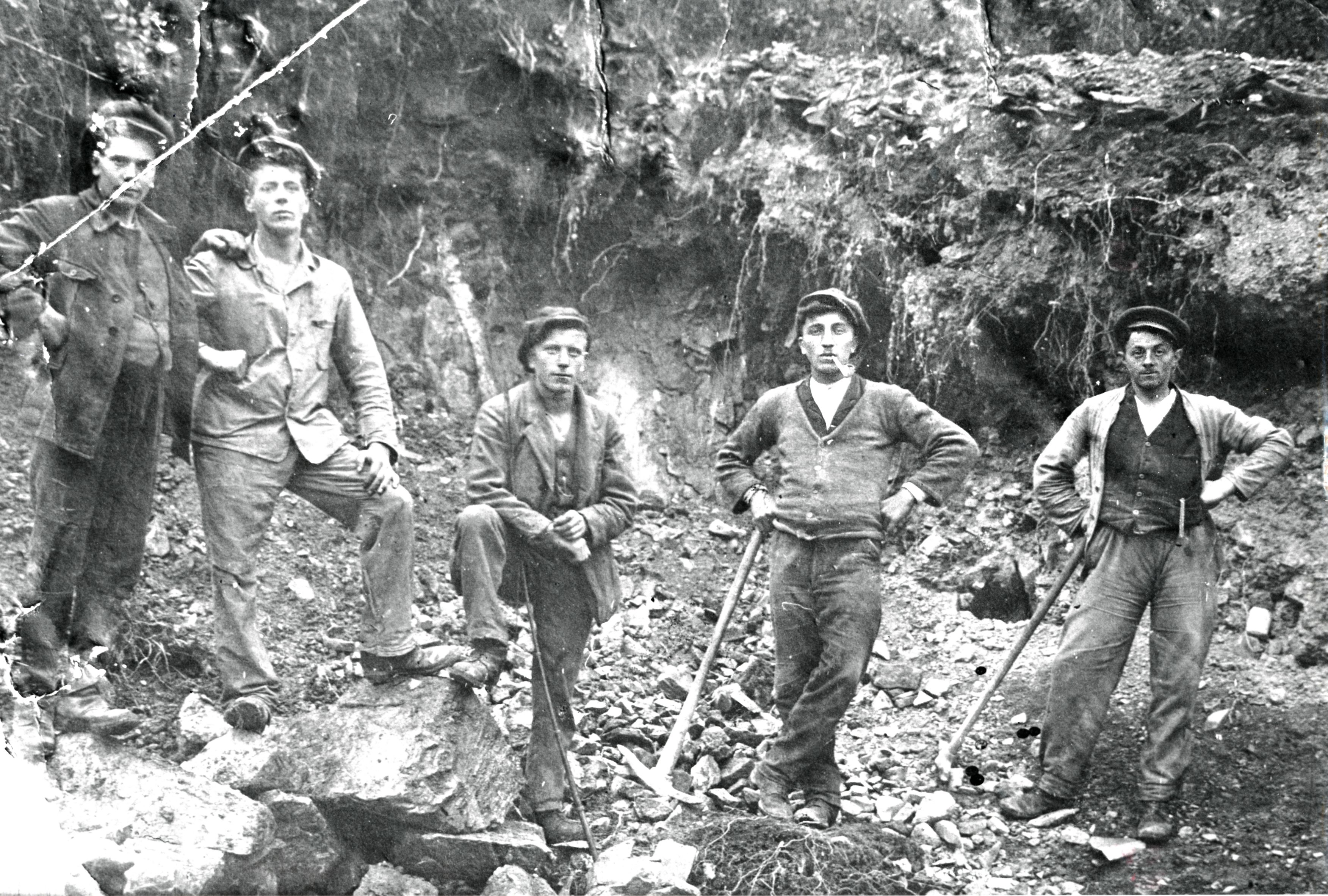 Arbeiter beim Ausheben des Maschienenschachtes der Grube Eisenberg (Besucherbergwerk "Grube Silberhardt" CC BY-NC-SA)