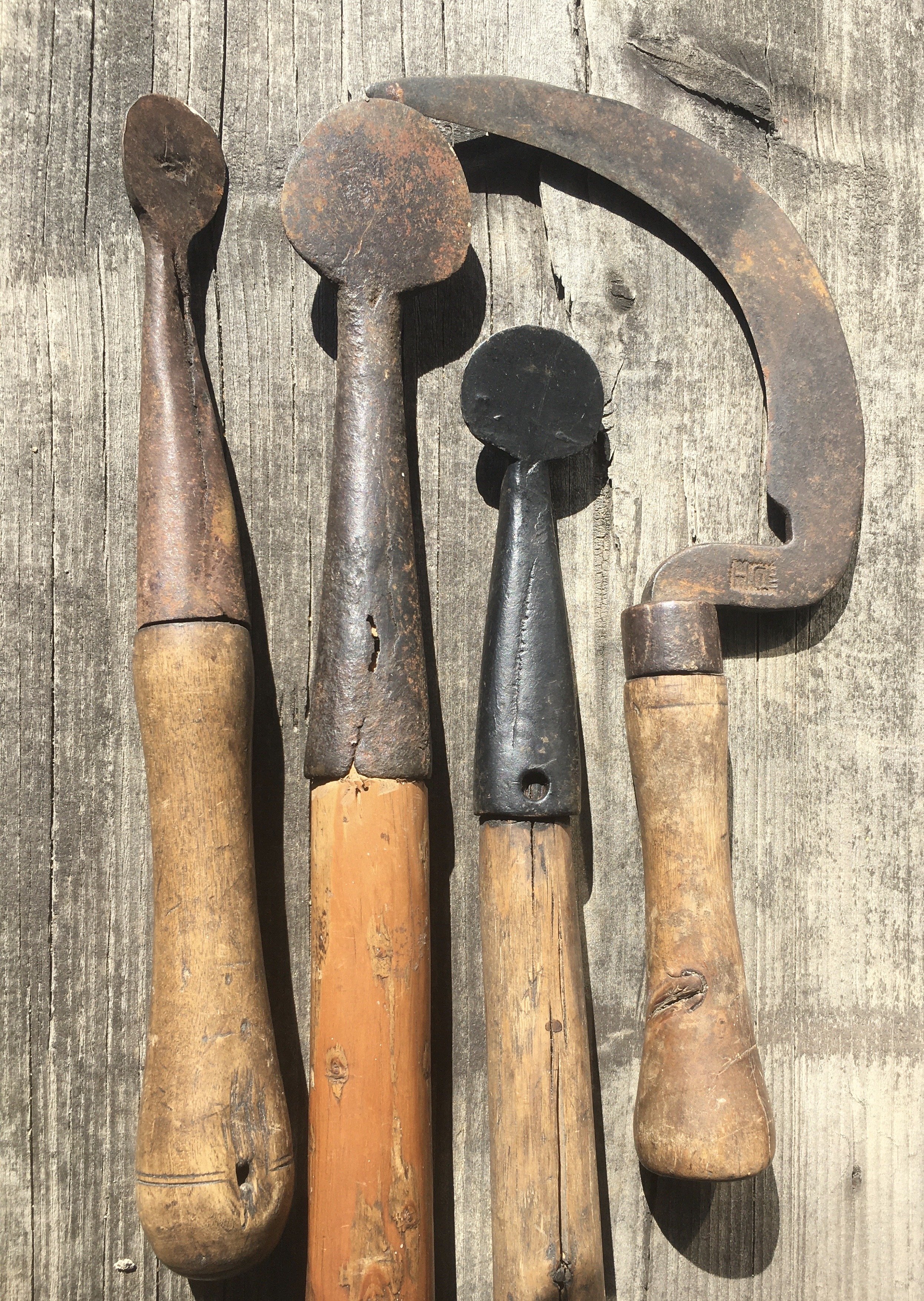 Schällöffel zum Loheschälen (2. Werkzeug von links) (Besucherbergwerk und Bergbaumuseum "Grube Silberhardt" CC BY-NC-SA)