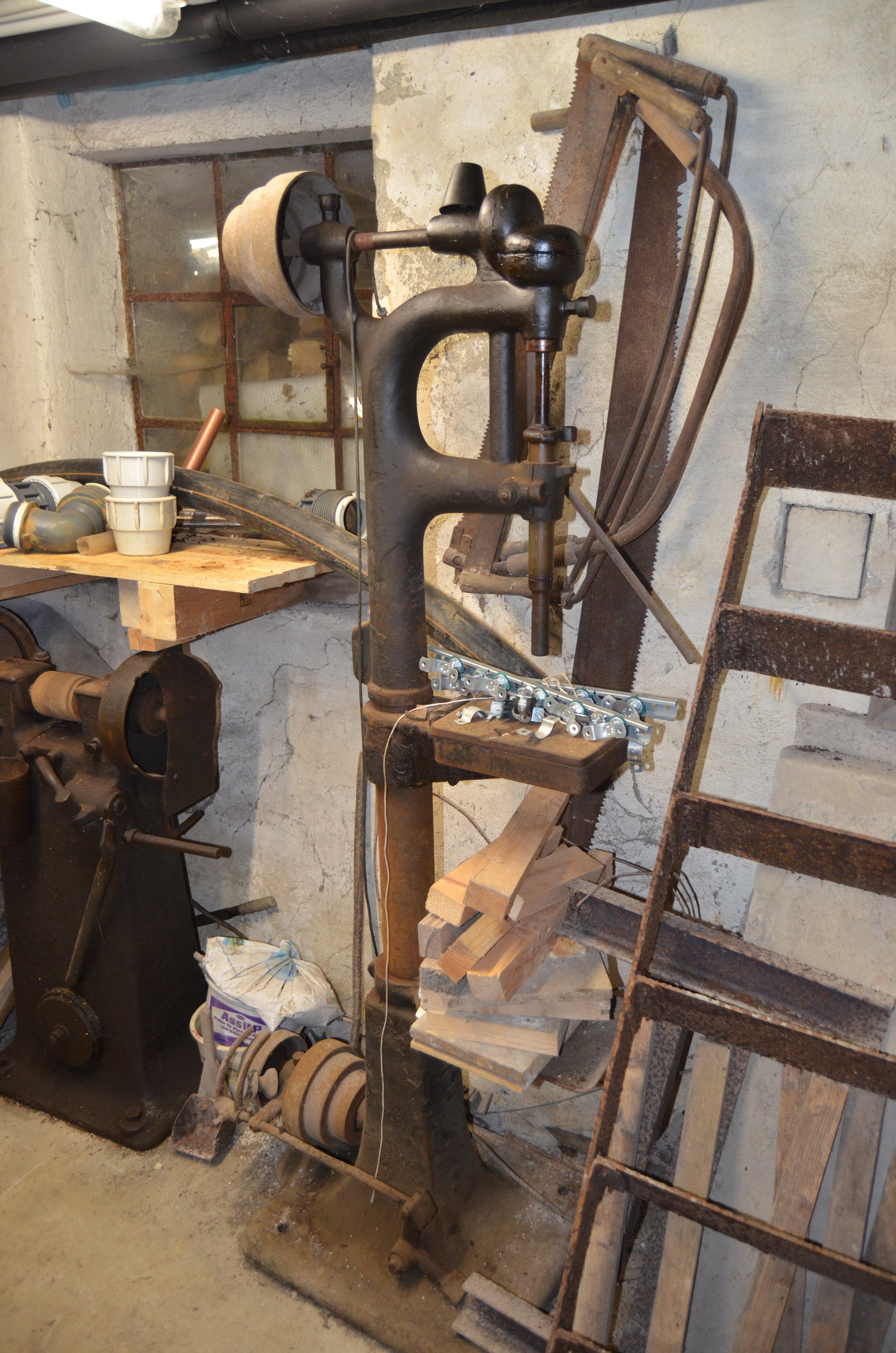 Ständerbohrmaschine mit Transmissionsantrieb (Besucherbergwerk und Bergbaumuseum "Grube Silberhardt" CC BY-NC-SA)