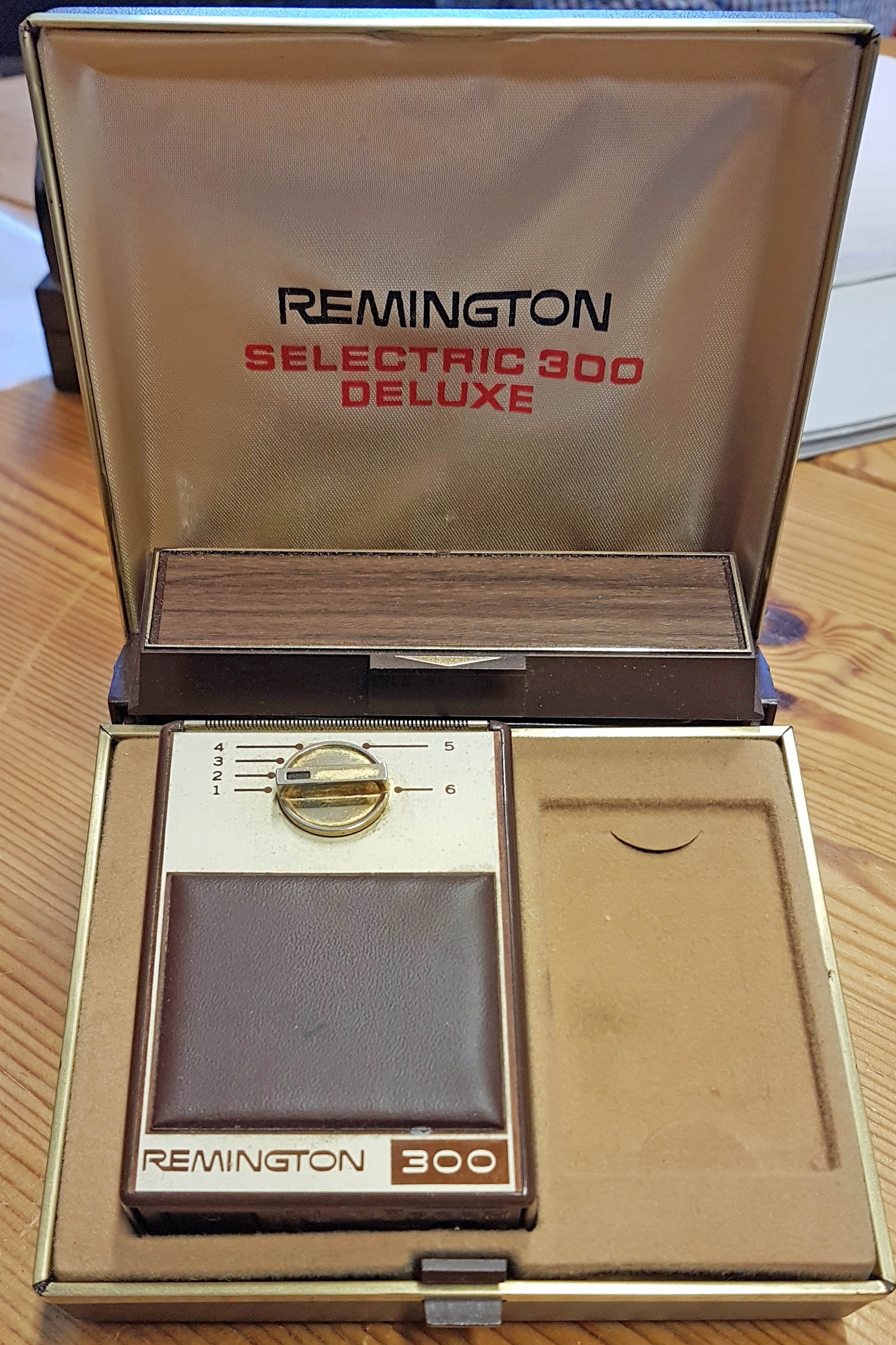 Remington Selectric 300 De Luxe (museum comp:ex CC BY-NC-SA)