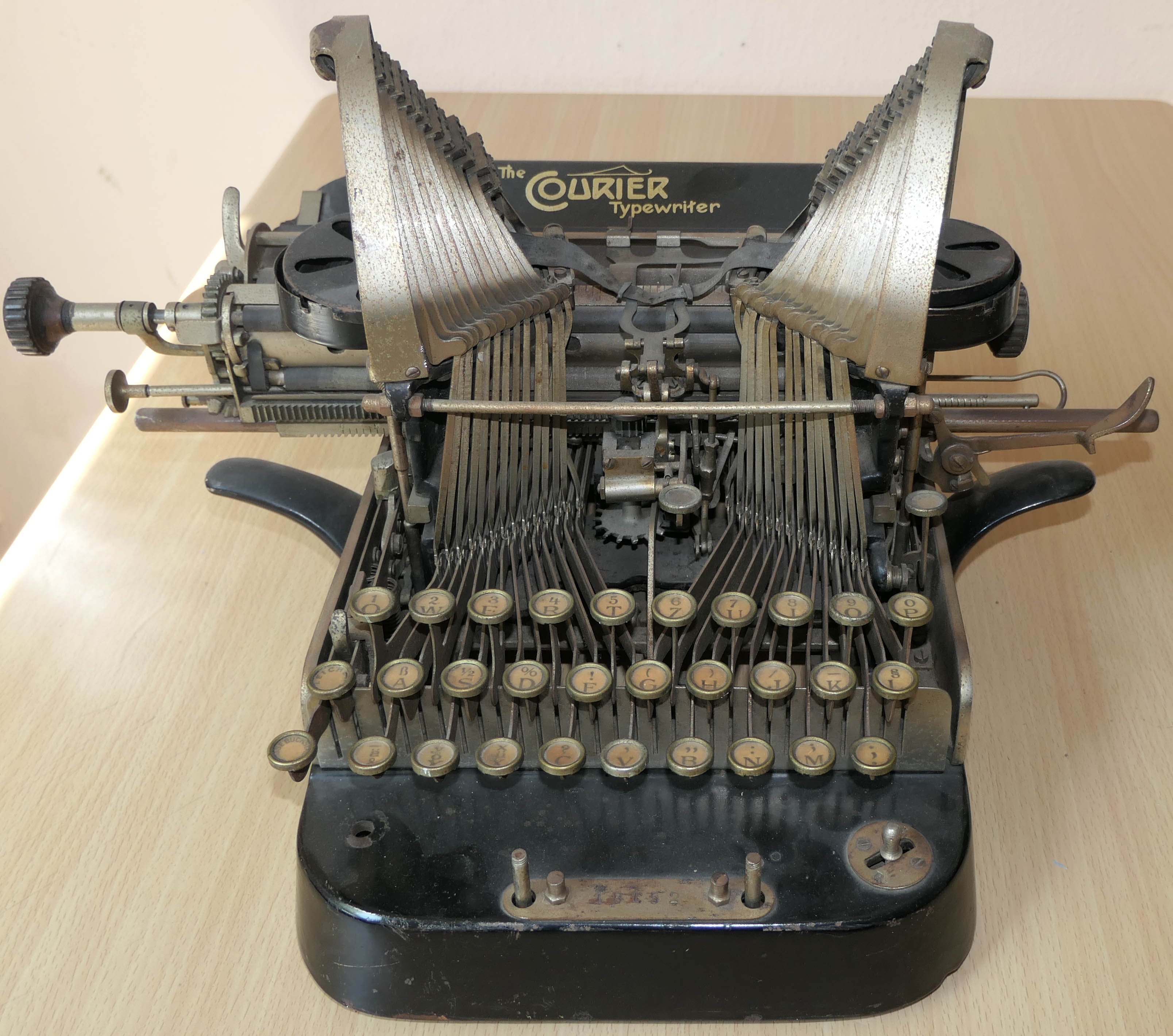The Courier Typewriter (museum comp:ex CC BY-NC-SA)