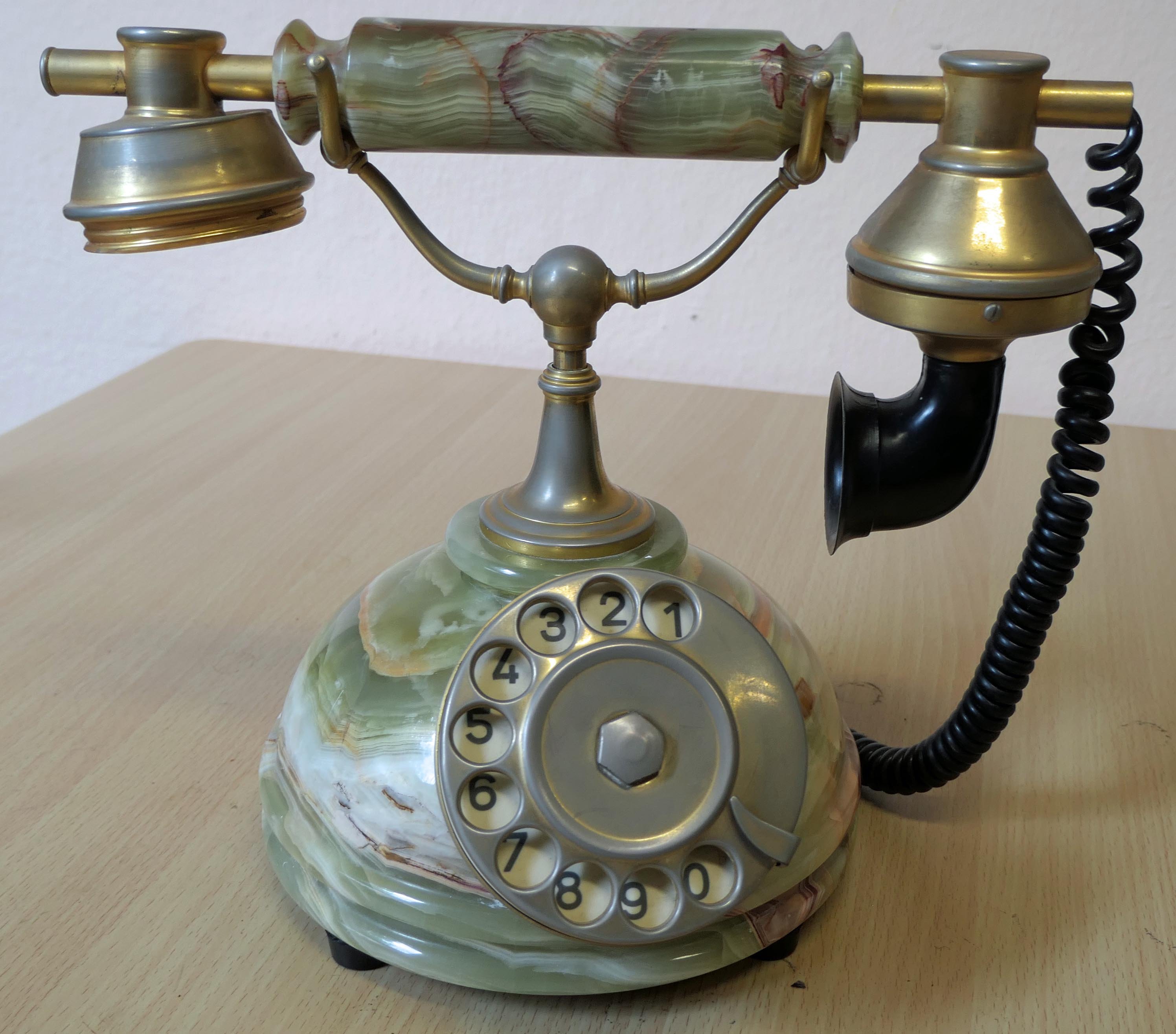 Dekotelefon aus Onyx, (museum comp:ex CC BY-NC-SA)
