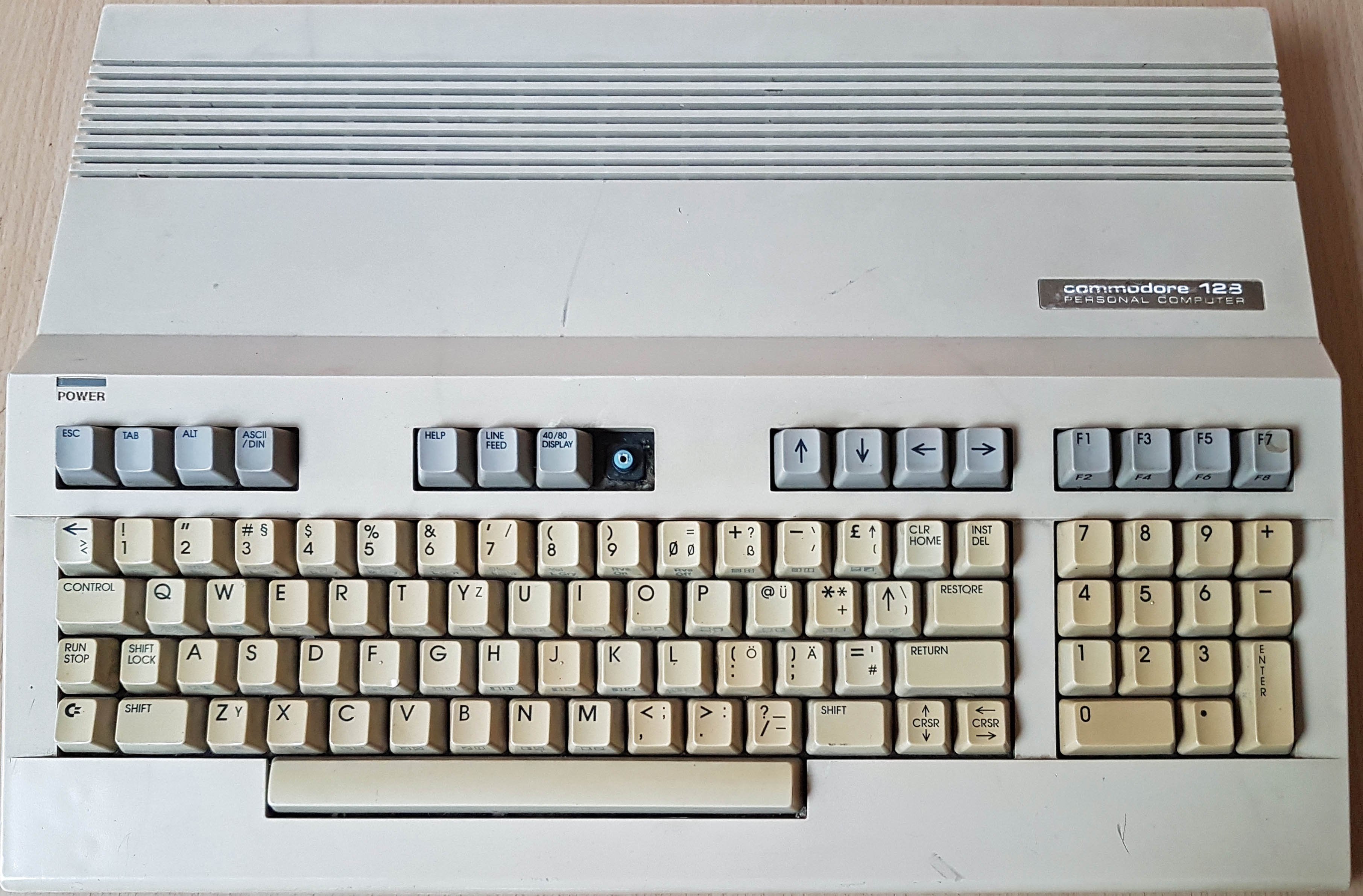 Commodore 128 Model Nr. C12 (museum comp:ex CC BY-NC-SA)
