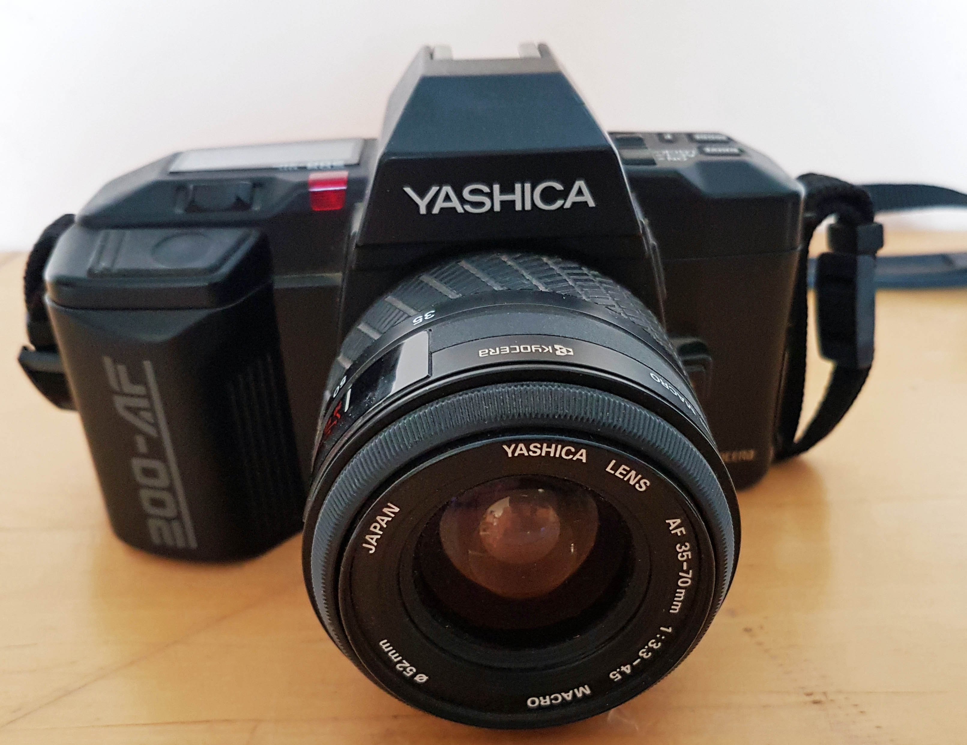 Analogkamera	Yashica 200-AF (museum comp:ex CC BY-NC-SA)