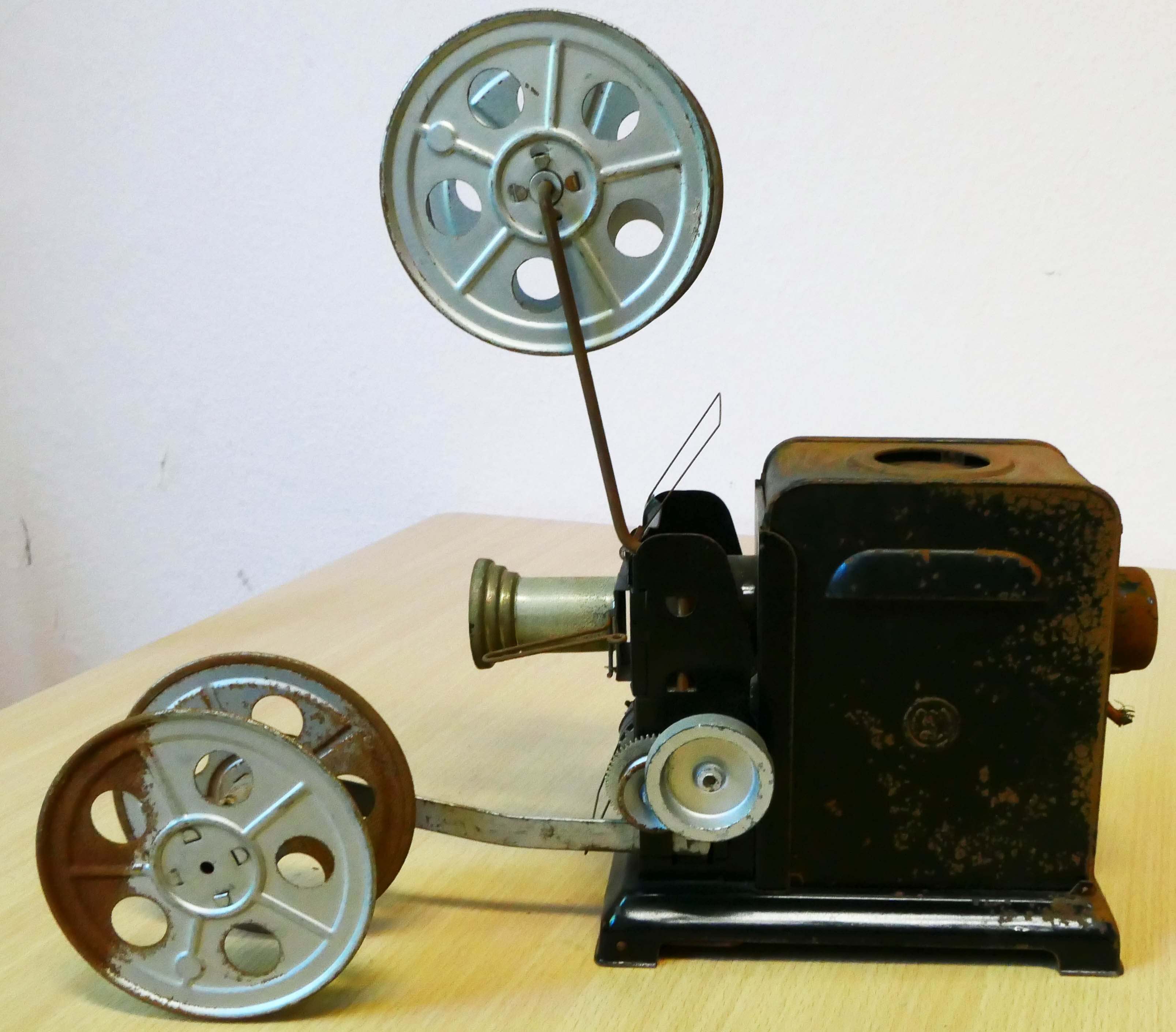 Filmprojektor	Mit Handkurbel für 35 mm Filme (museum comp:ex CC BY-NC-SA)