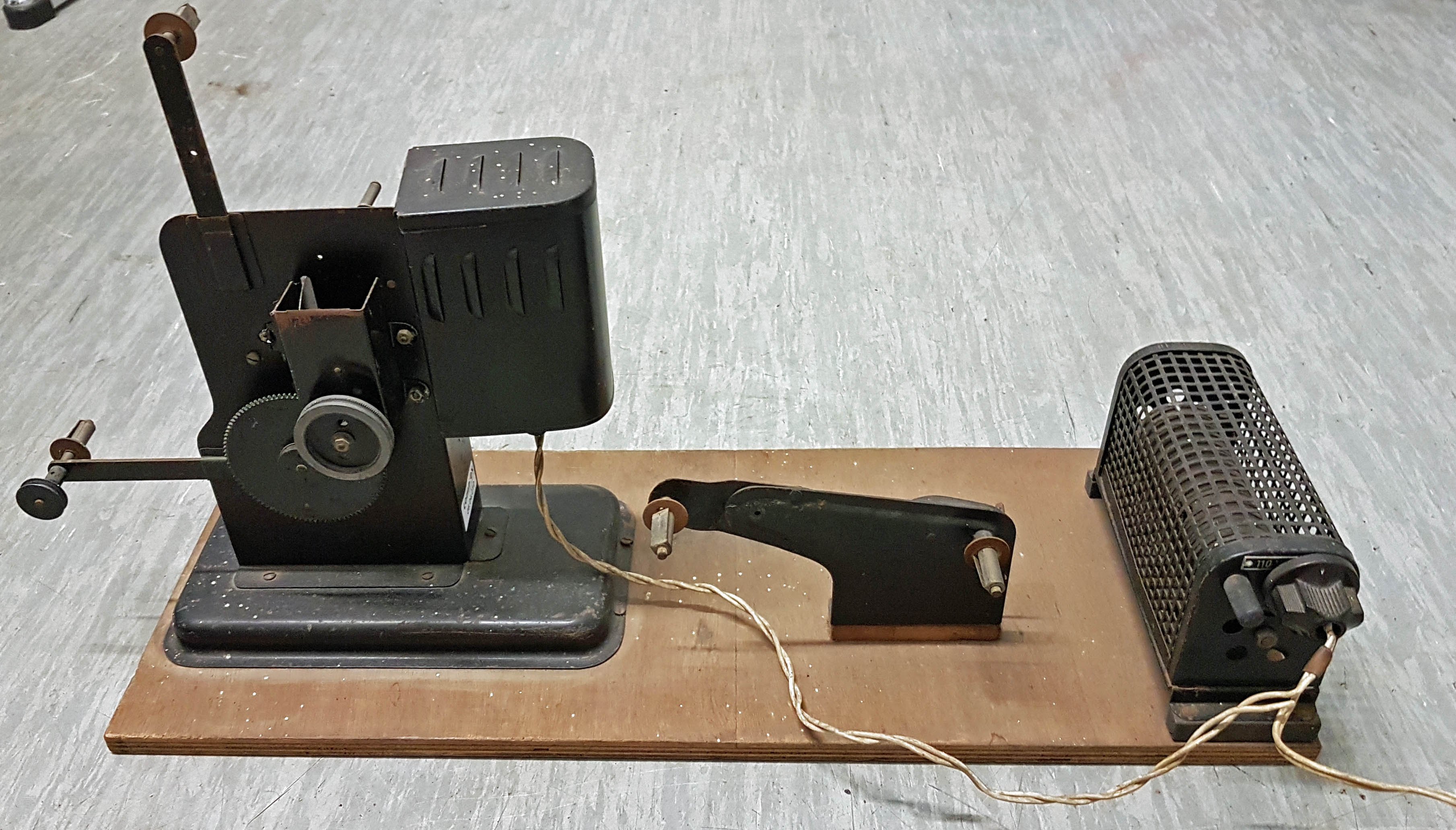 Filmprojektor mit Handkurbel für 16 mm Filme (museum comp:ex CC BY-NC-SA)