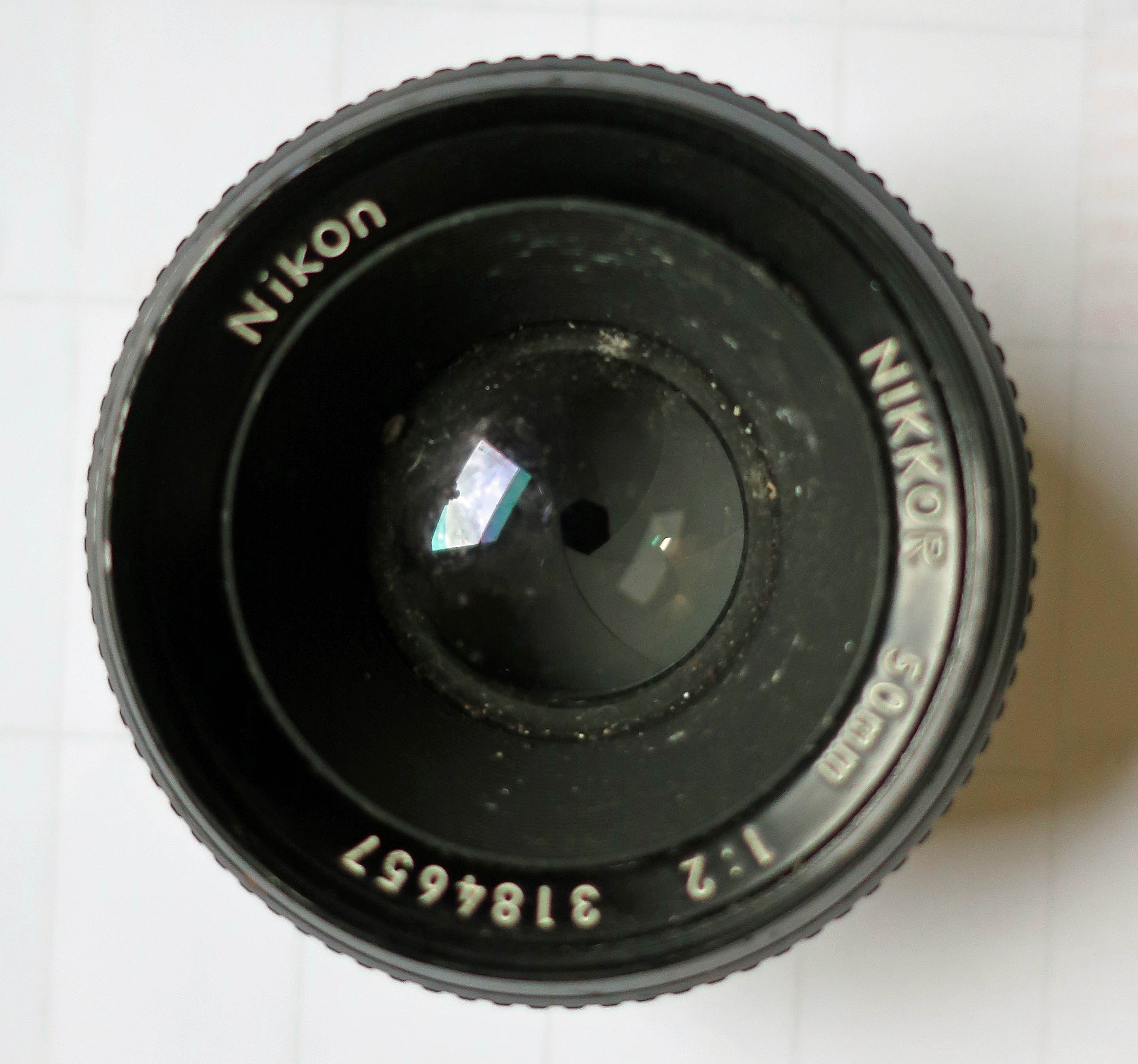 Objektiv	50 mm, 1:2 mit Nikon Bajonettverschluss (museum comp:ex CC BY-NC-SA)