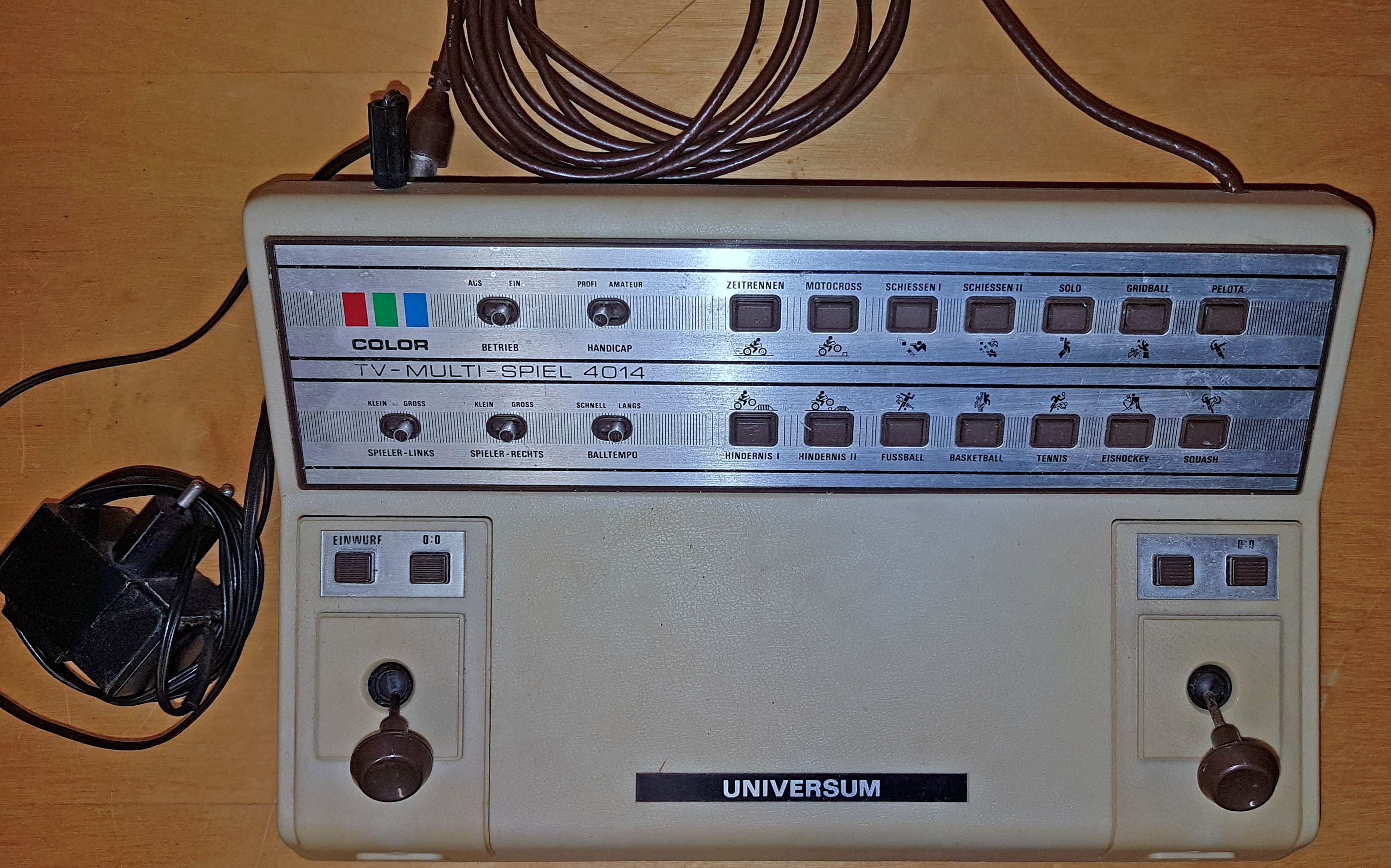 Spielkonsole	Universum TV-Multi-Spiel 4014 (museum comp:ex CC BY-NC-SA)