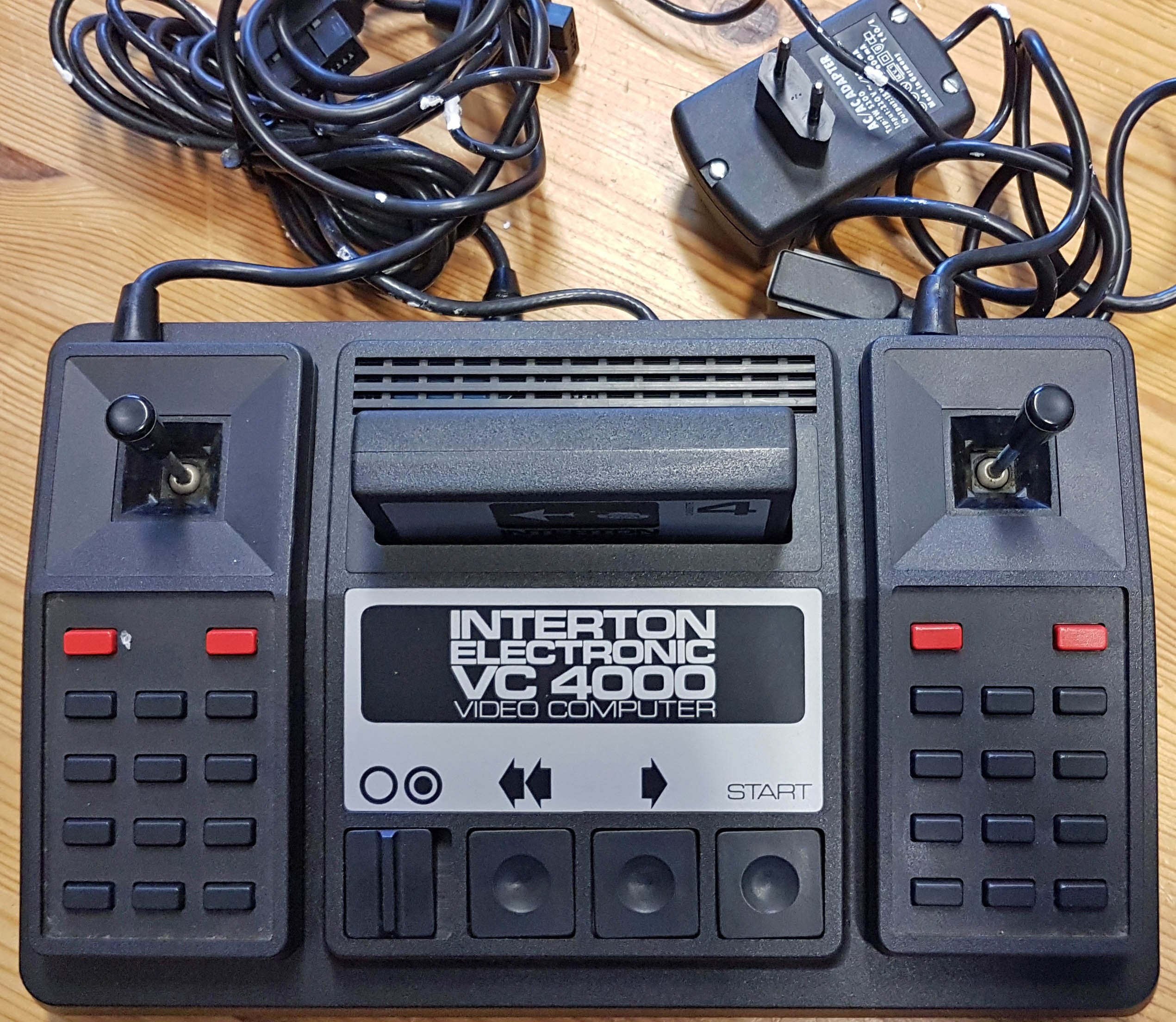Spielkonsole	Interton VC 4000 plus 5 Videospiele (museum comp:ex CC BY-NC-SA)