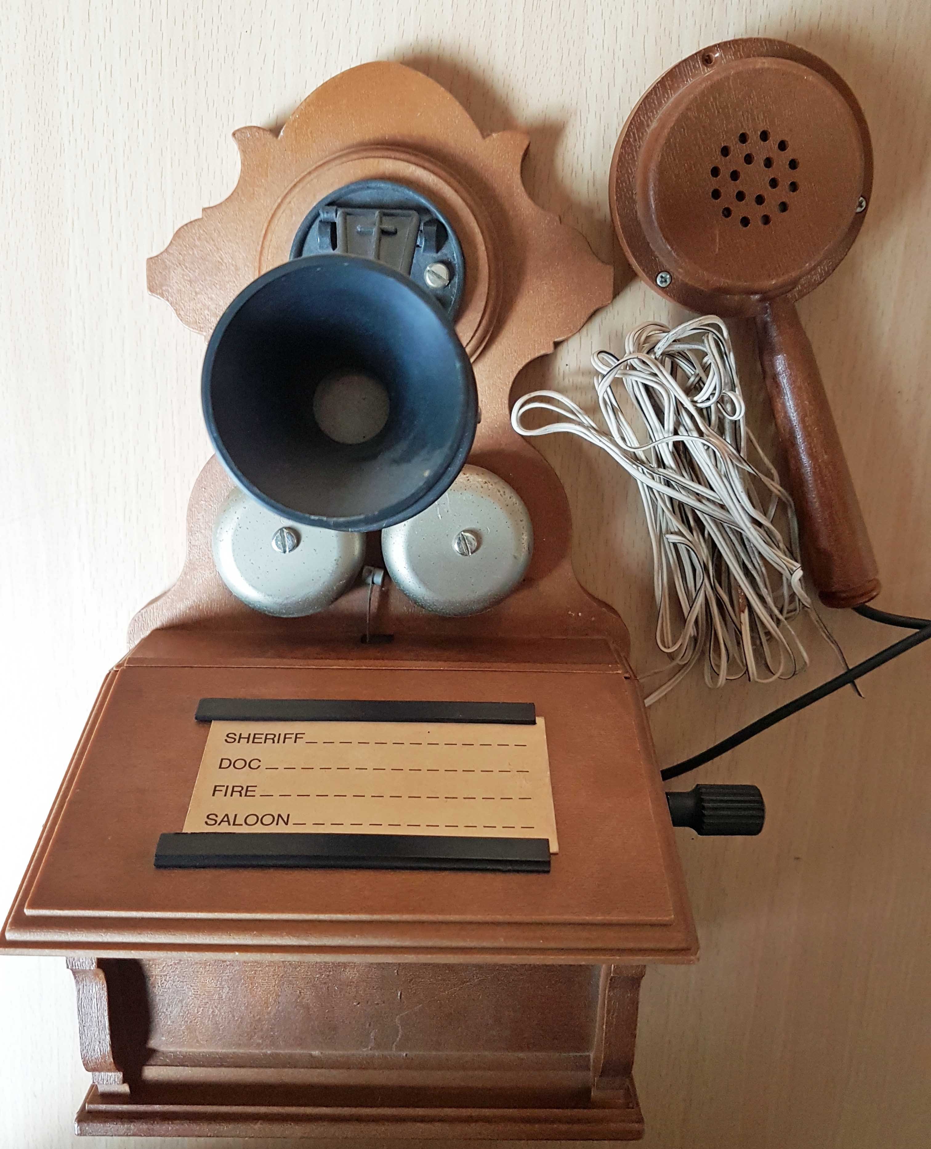 Wandtelefon im „Westernlook“ mit Kurbel Retro Ausführung „USA Stil“ (museum comp:ex CC BY-NC-SA)