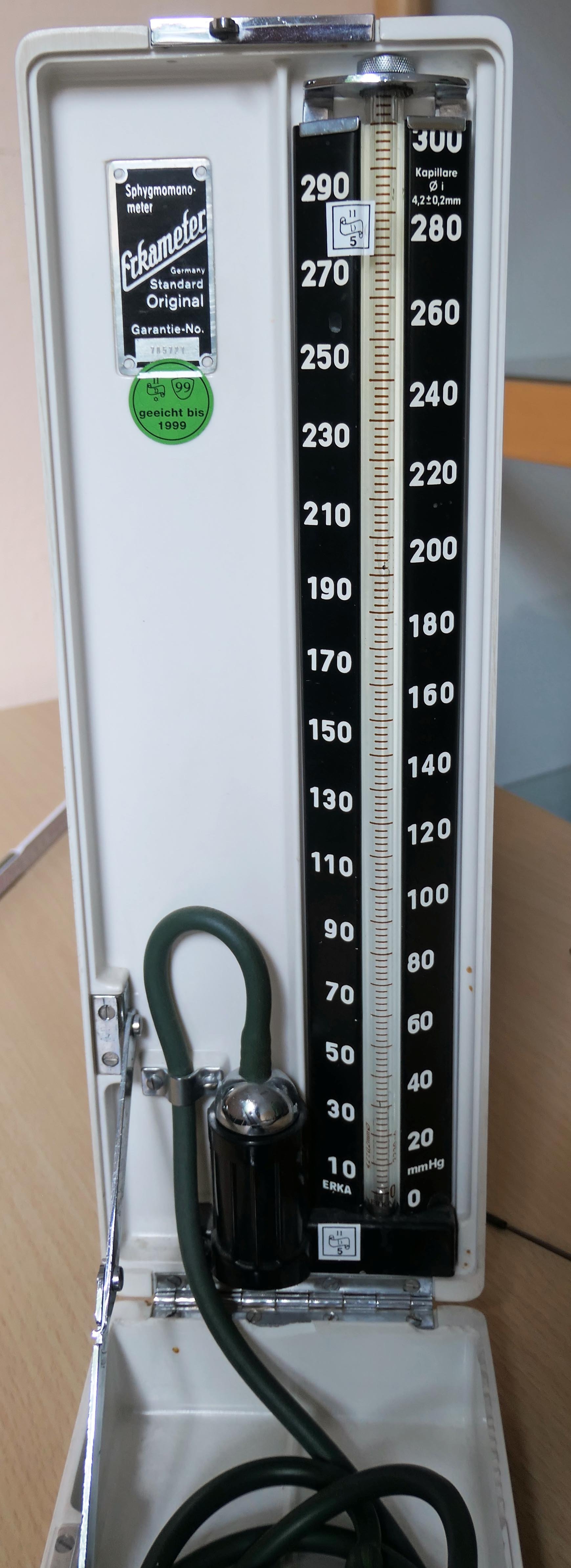 Erkameter 300 Tisch-Blutdruckmessgerät (museum comp:ex CC BY-NC-SA)