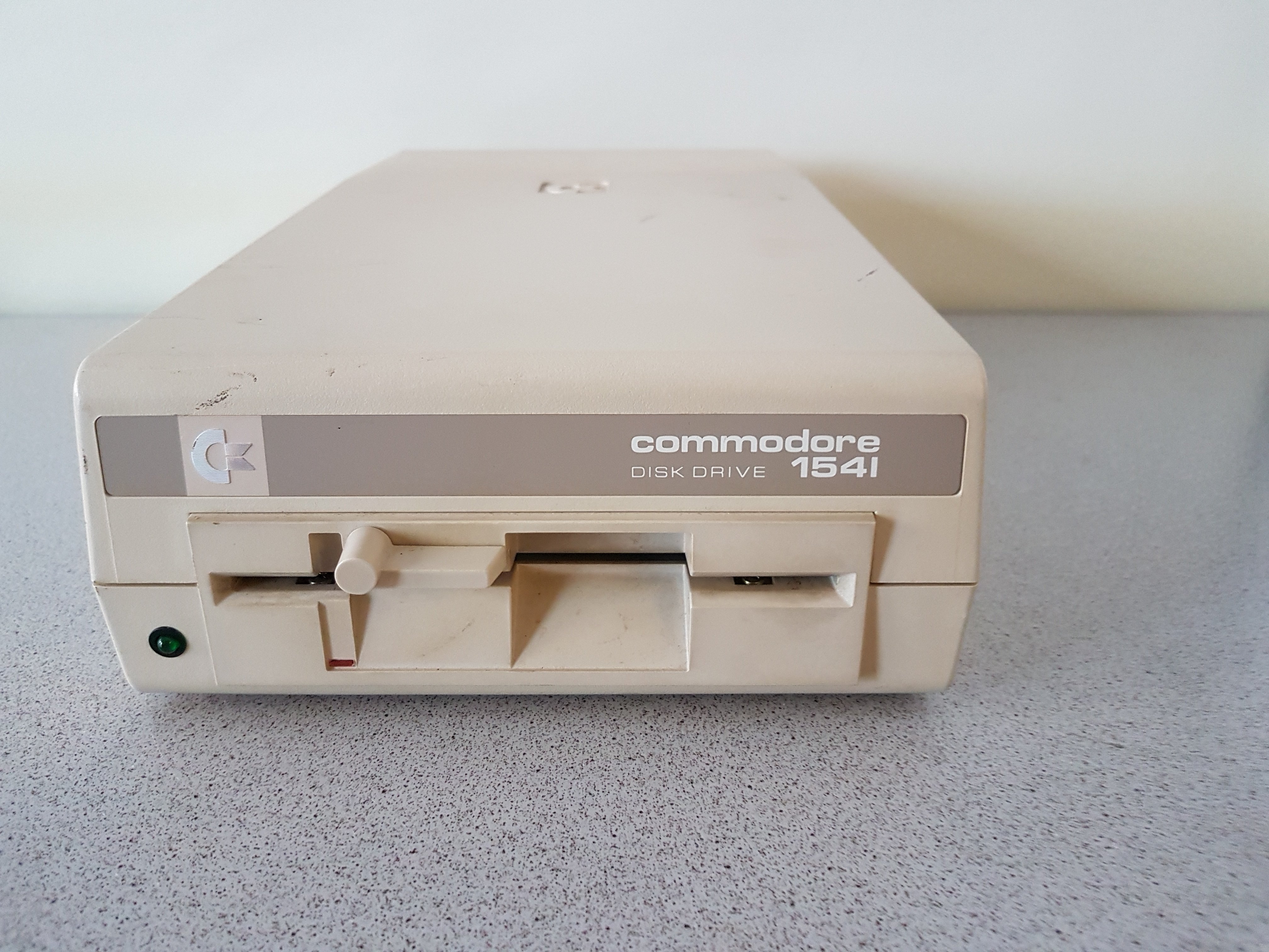 Commodore Diskettenlaufwerk Modell 1541 (museum comp:ex CC BY-NC-SA)
