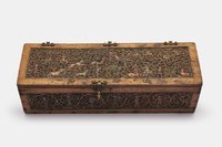 Brautlade mit Menschen, Tieren und Drachen, umgeben von Spiralranken