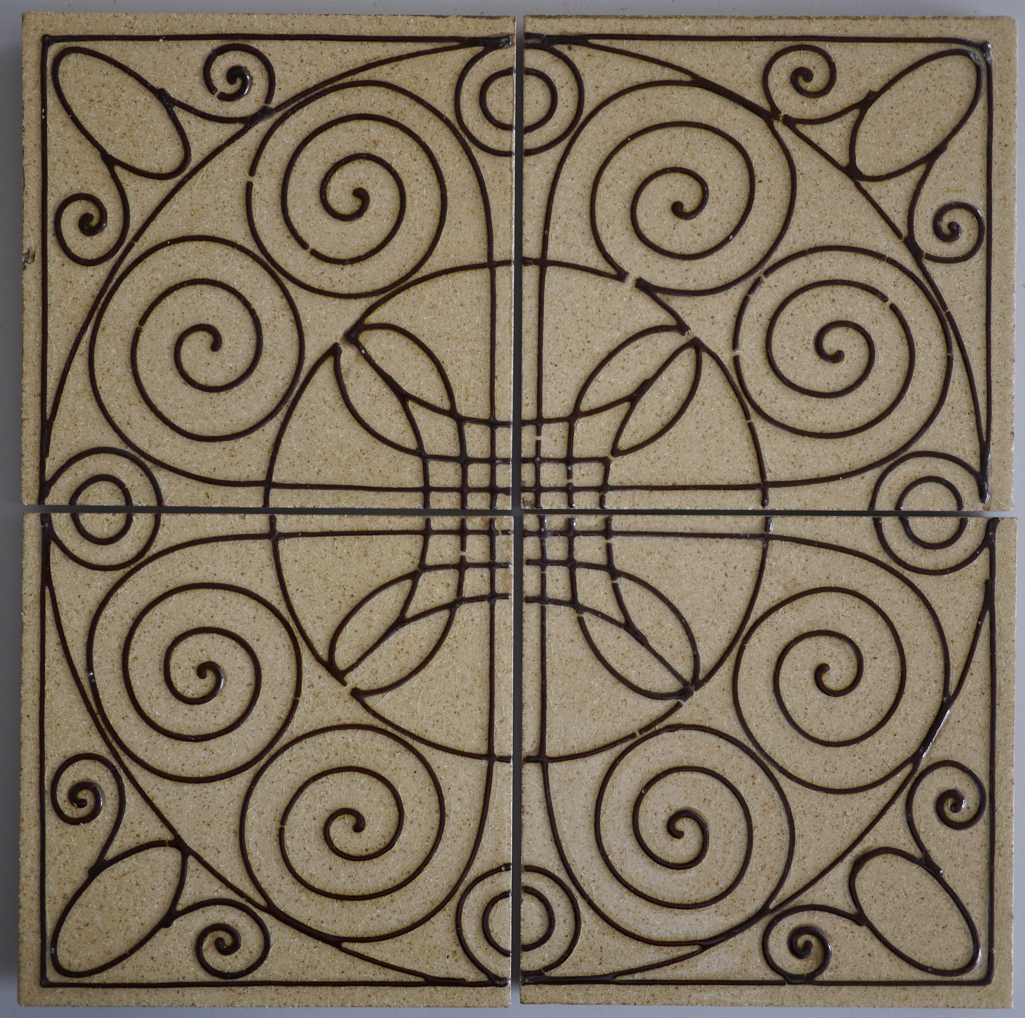 Vier Wandfliesen mit Fadenschlickerdekor (vierteiliges Muster, Fliesenbild) (Stadtmuseum Simeonstift Trier CC BY-NC-ND)