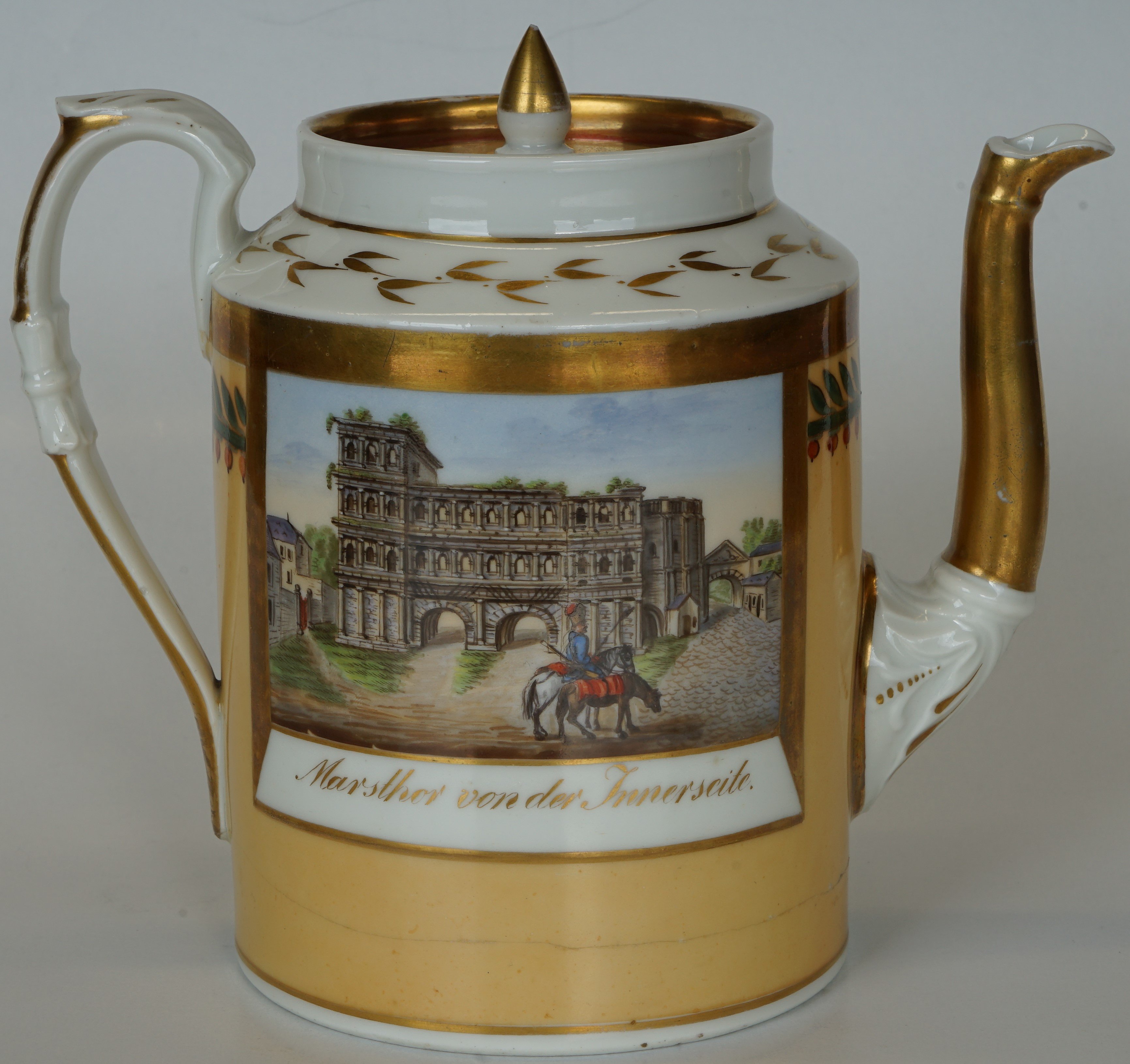 Teekanne mit Darstellungen der Porta Nigra von der Stadtseite und von der Landseite (Stadtmuseum Simeonstift Trier CC BY-NC-ND)