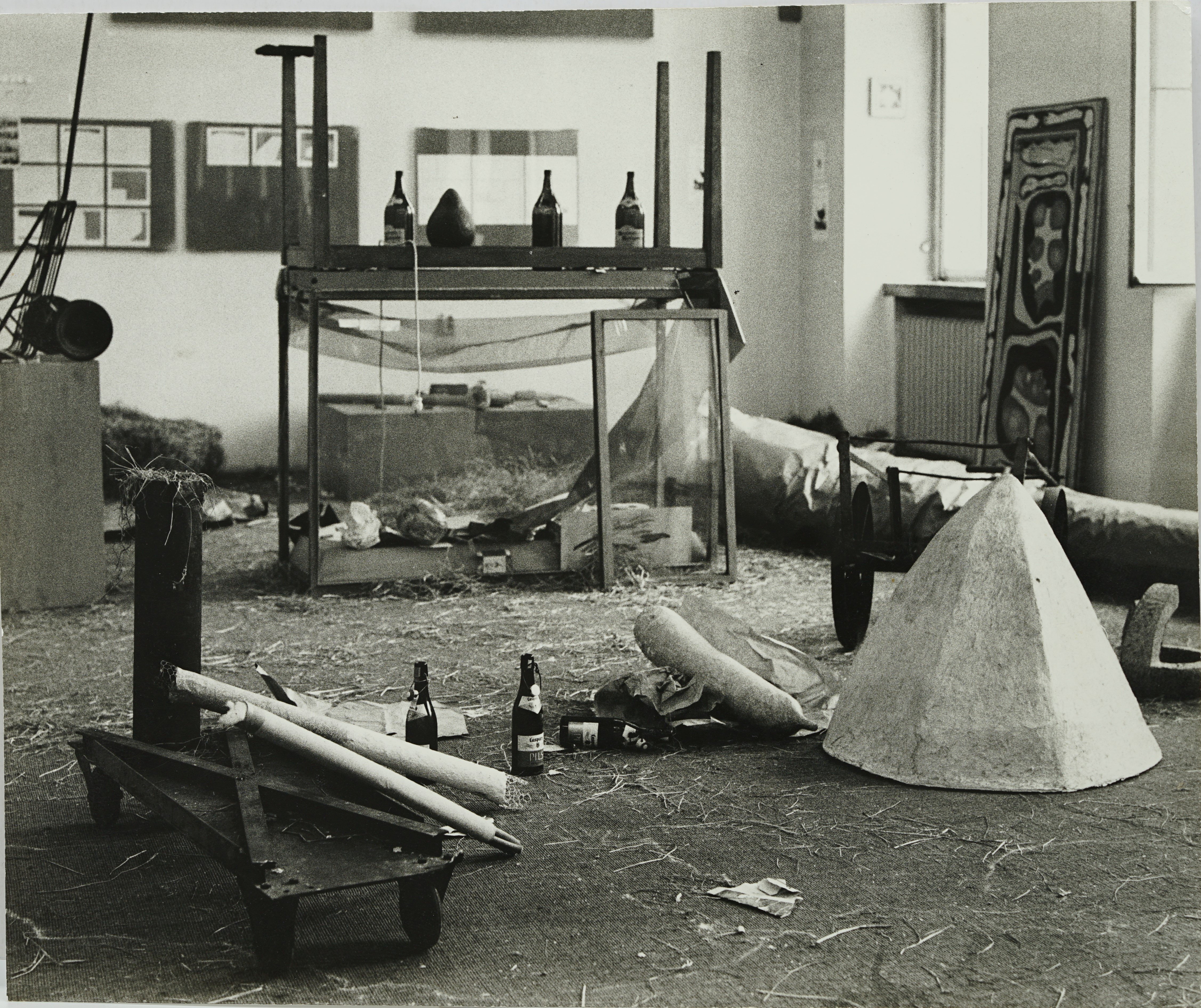Fotodokumentation zur Aktion von Joseph Beuys und seinen Schülern im Stadtmuseum 1969 (Stadtmuseum Simeonstift Trier CC BY-NC-ND)