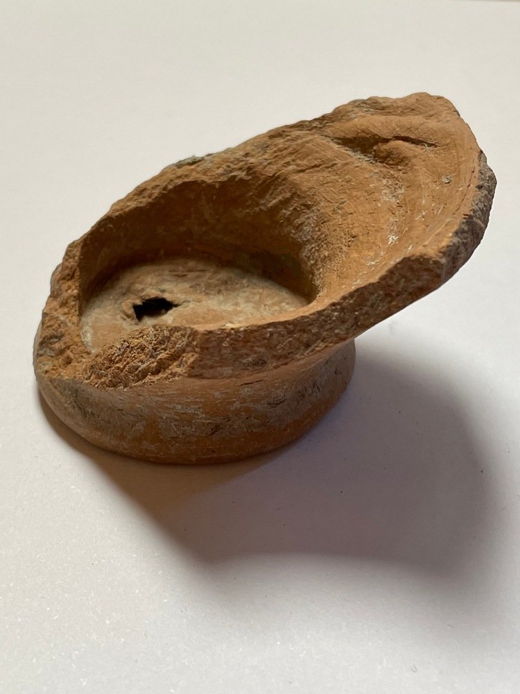 Scherbe eines Gefäßboden aus Keramik (Kulturverein Guntersblum CC BY-NC-SA)