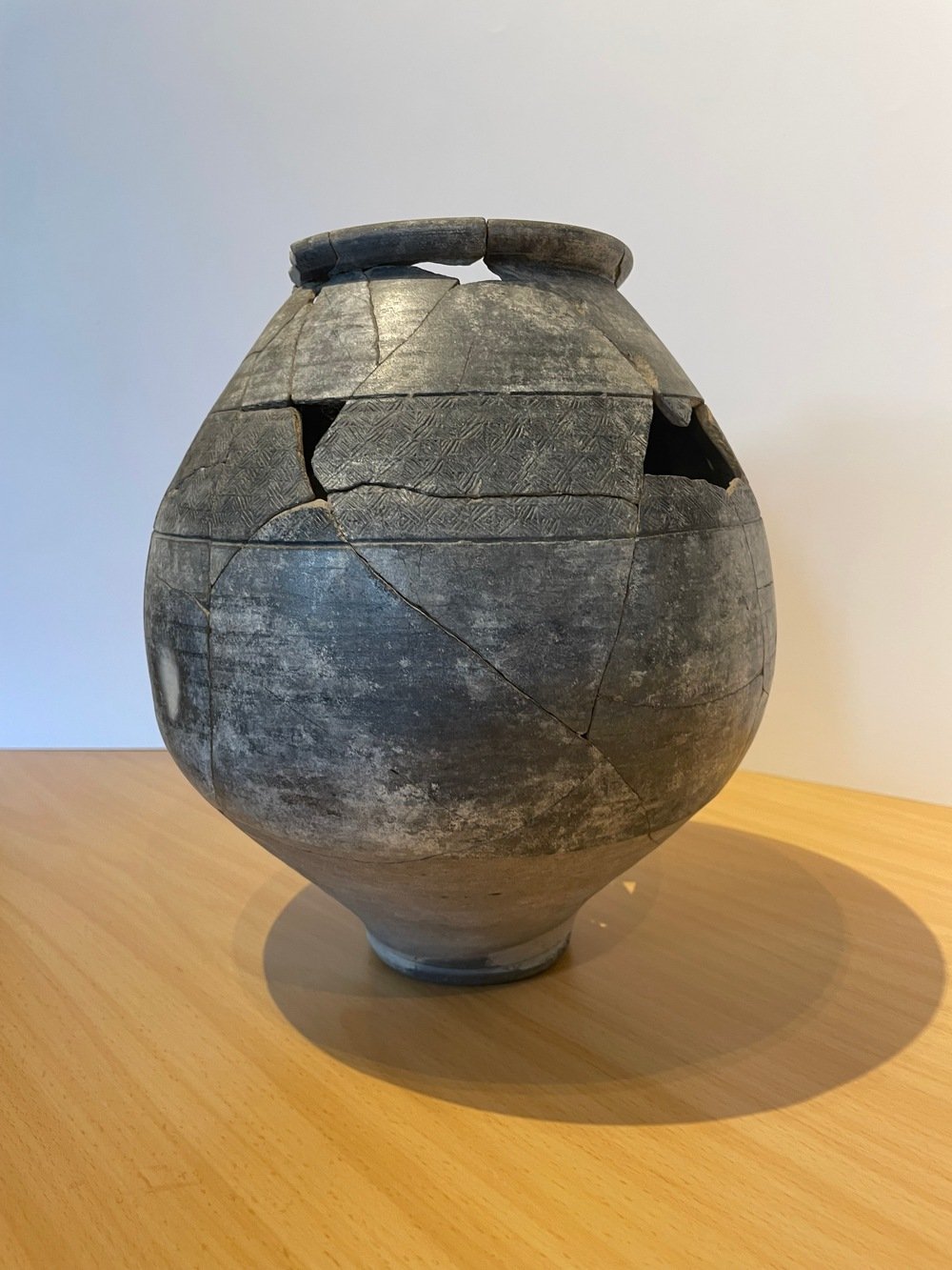 Topf aus Terra Nigra Keramik (Museum Guntersblum CC BY-NC-SA)