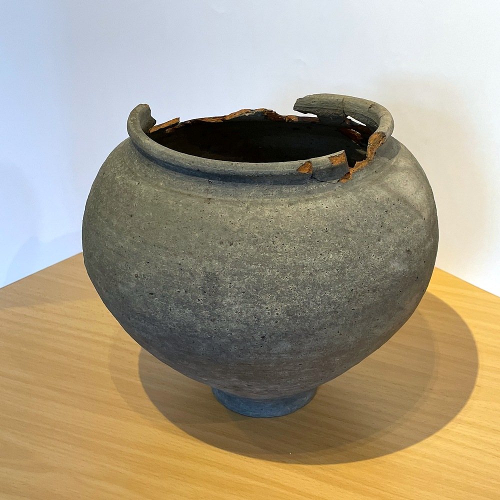 Buchiger Topf aus Terra Nigra Keramik (Museum Guntersblum CC BY-NC-SA)