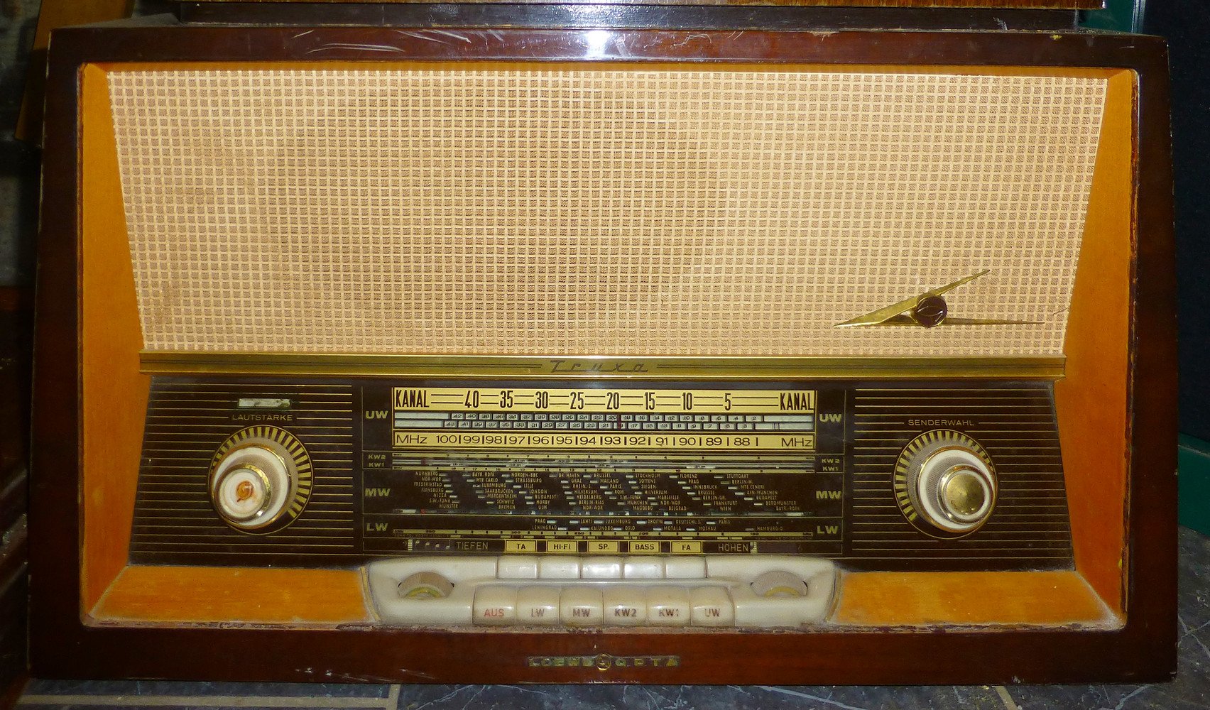 Röhrenradio Loewe Opta Modell Truxa 2731 W (Kulturverein Guntersblum CC BY-NC-SA)