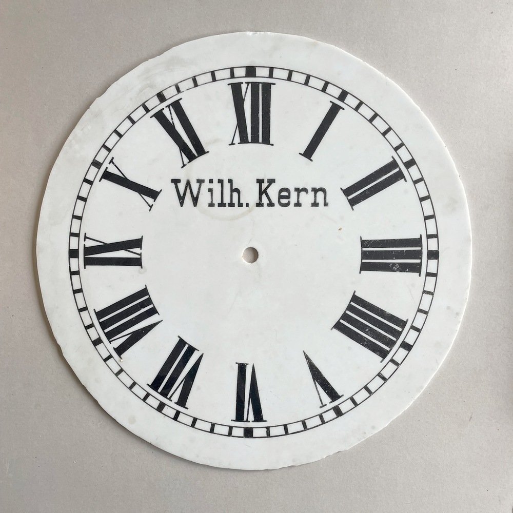 Uhrschild mit Aufdruck E. Kern (Museum Guntersblum CC BY-NC-SA)
