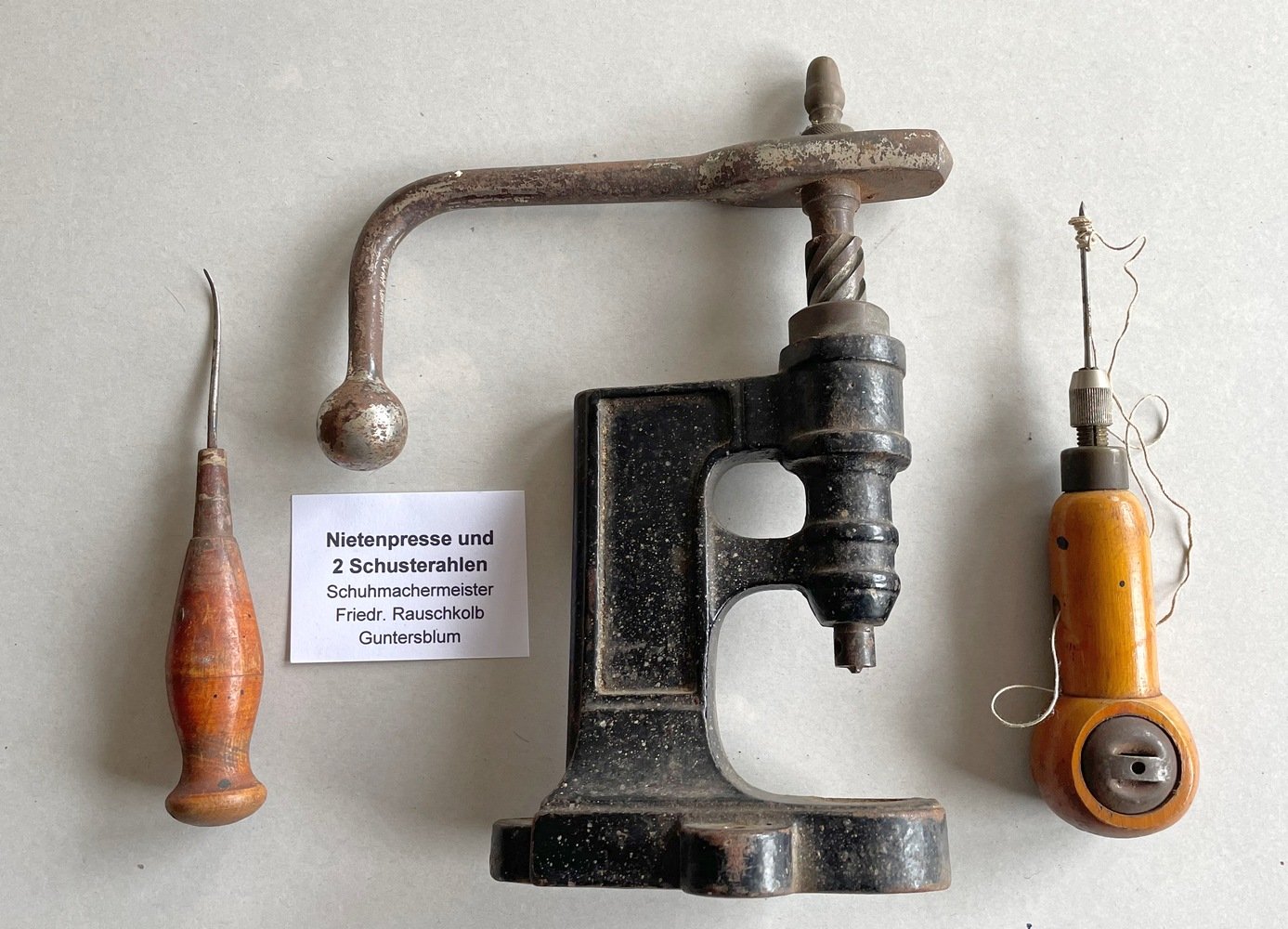 Nietenpresse aus Metall und zwei Schuhmacher-Ahlen (Museum Guntersblum CC BY-NC-SA)