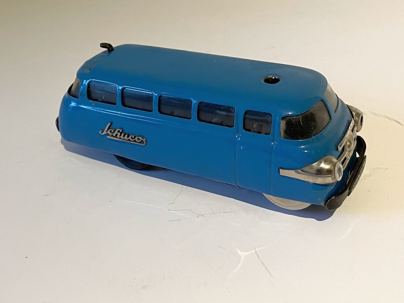blauer Spielzeugbus von Schuco aus Blech (Museum Guntersblum CC BY-NC-SA)