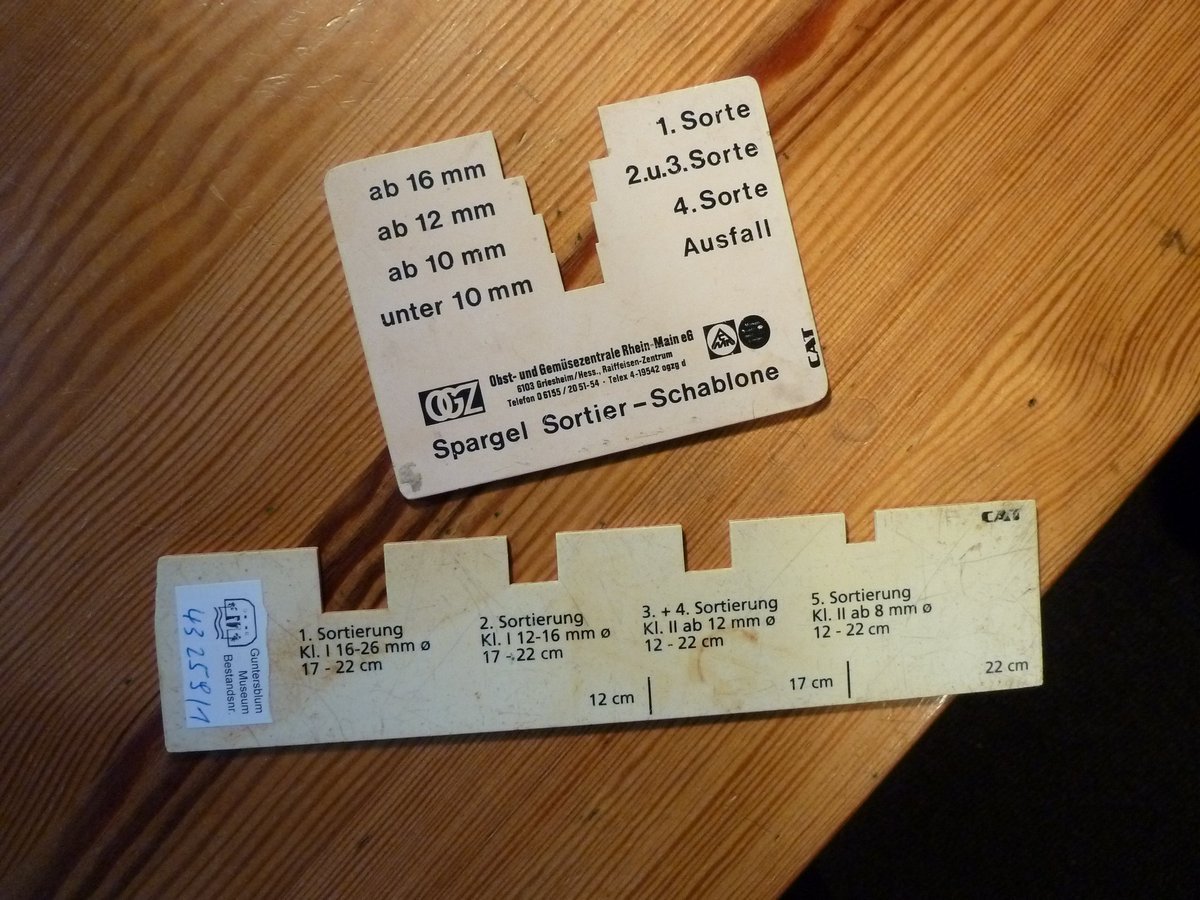 Spargelsortierschablone in zwei Versionen (Museum Guntersblum CC BY-NC-SA)