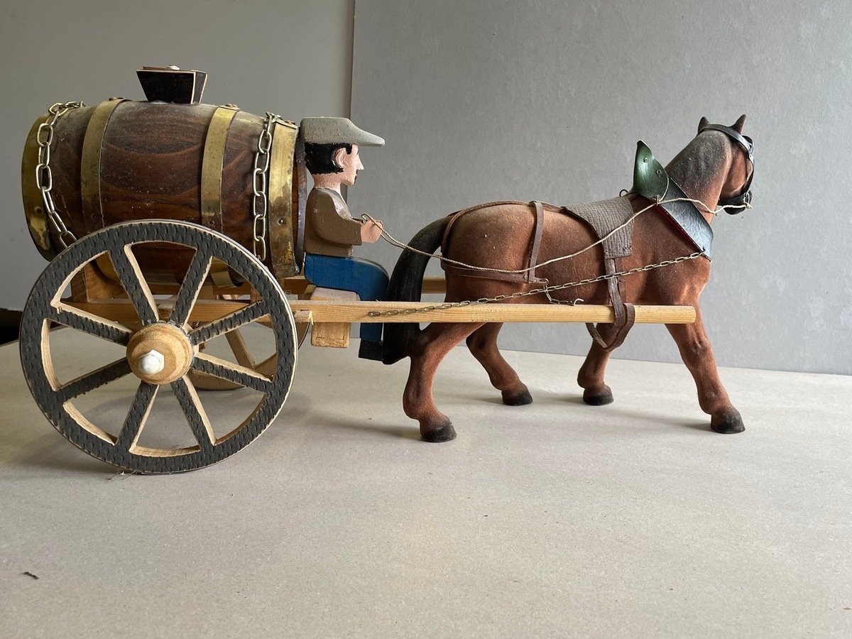 Spielzeugmodell eines Pferdewagens mit Weinfass als Ladung (Museum Guntersblum CC BY-NC-SA)