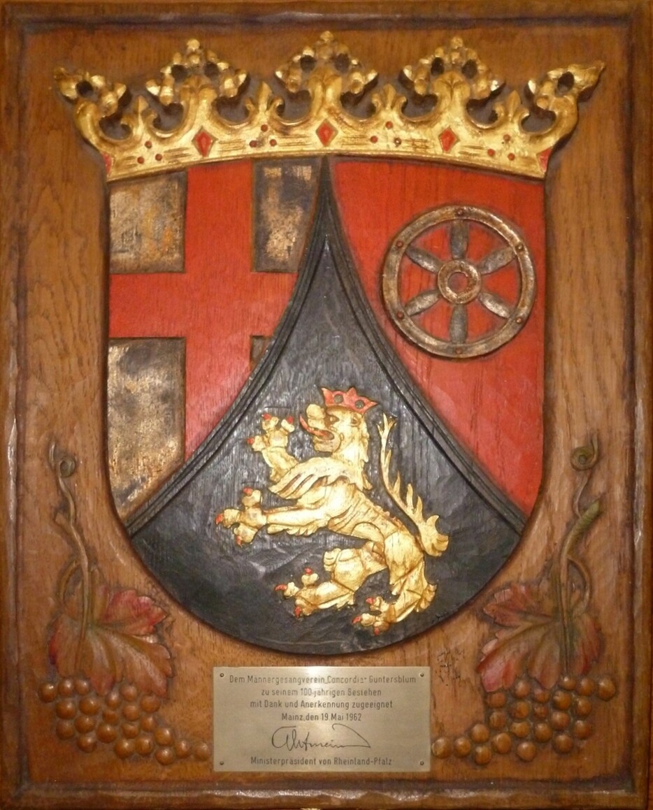 Rheinland-Pfalz Wappen auf Holz mit Plakette (Kulturverein Guntersblum CC BY-NC-SA)