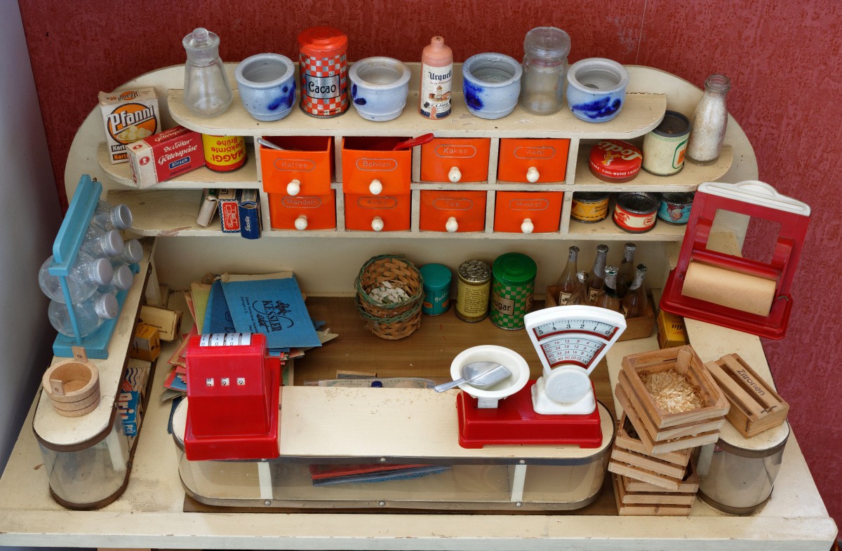 Spielzeug Kaufladen mit Zubehör (Museum Guntersblum CC BY-NC-SA)