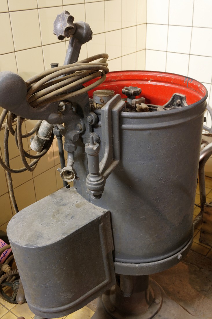 Flaschenreinigungsmaschine zum Reinigen von Weinflaschen (Museum Guntersblum CC BY-NC-SA)