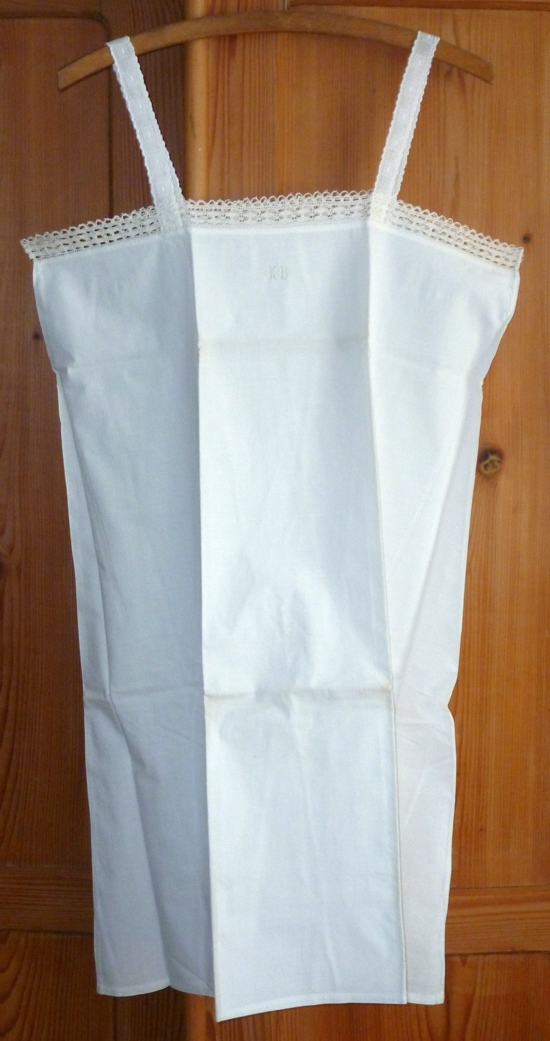 Damen Unterhemd mit Monogramm (Kulturverein Guntersblum CC BY-NC-SA)
