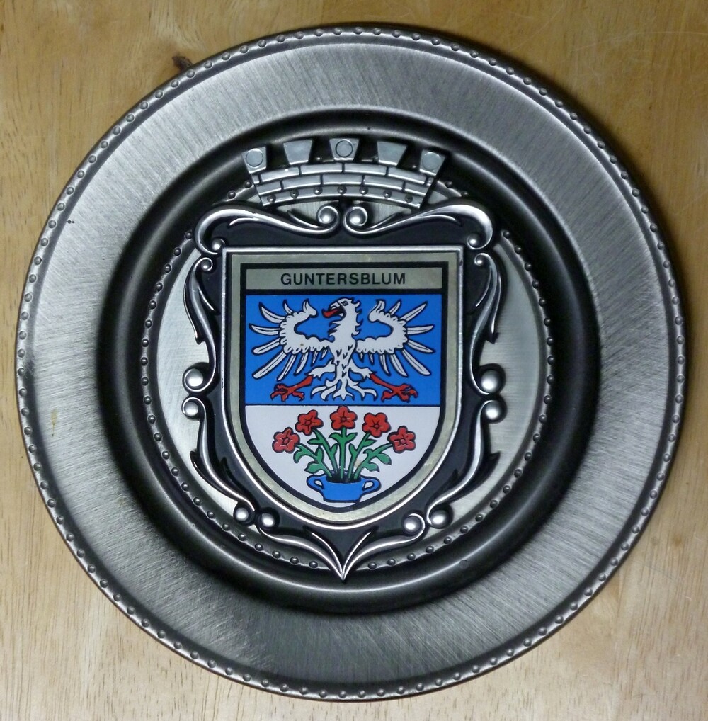 Zinnteller mit Guntersblumer Wappen mit Kronenverzierung (Kulturverein Guntersblum CC BY-NC-SA)