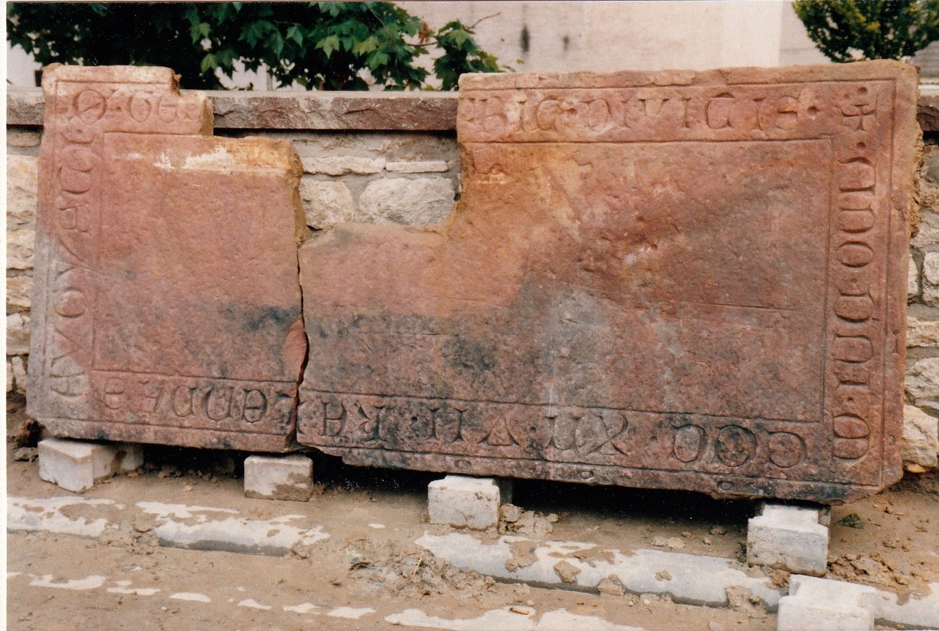 Grabplatte von 1312 n. Chr. am St. Julianenbrunnen Guntersblum (Museum Guntersblum CC BY-NC-SA)