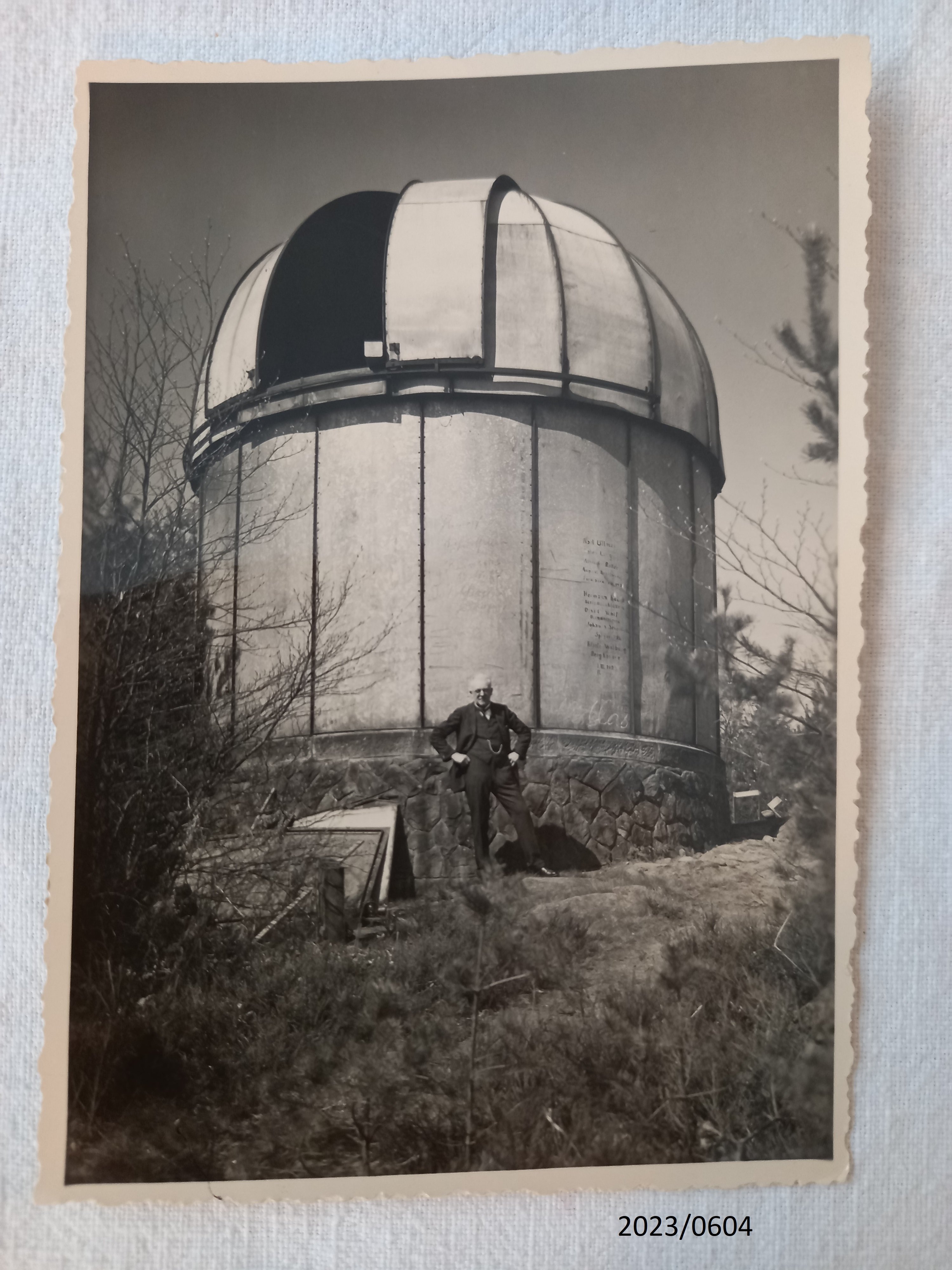 Fotografie von Philipp Fauth vor seiner Sternwarte (Stadtmuseum Bad Dürkheim im Kulturzentrum Haus Catoir CC BY-NC-SA)